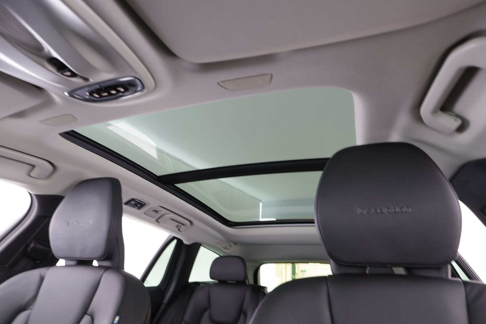 Volvo V60 2019 T8 AWD Inscription aut * Panorama / ACC / LED / P.tutkat / Webasto / Koukku /  Navi / Sportnahat / Keyless * - 2x Latauskaapelit / Kahdet renkaat / Merkkihuollettu - HULLUT JOULUT KORKOTARJOUS 2,49% 