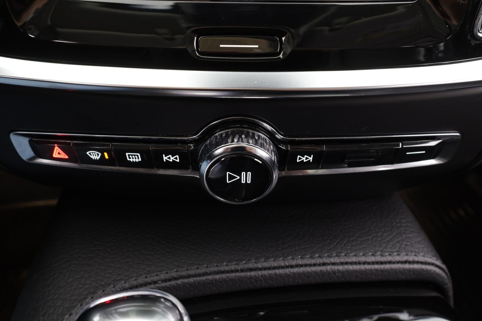 Volvo V60 2019 T8 AWD Inscription aut * Panorama / ACC / LED / P.tutkat / Webasto / Koukku /  Navi / Sportnahat / Keyless * - 2x Latauskaapelit / Kahdet renkaat / Merkkihuollettu - HULLUT JOULUT KORKOTARJOUS 2,49% 