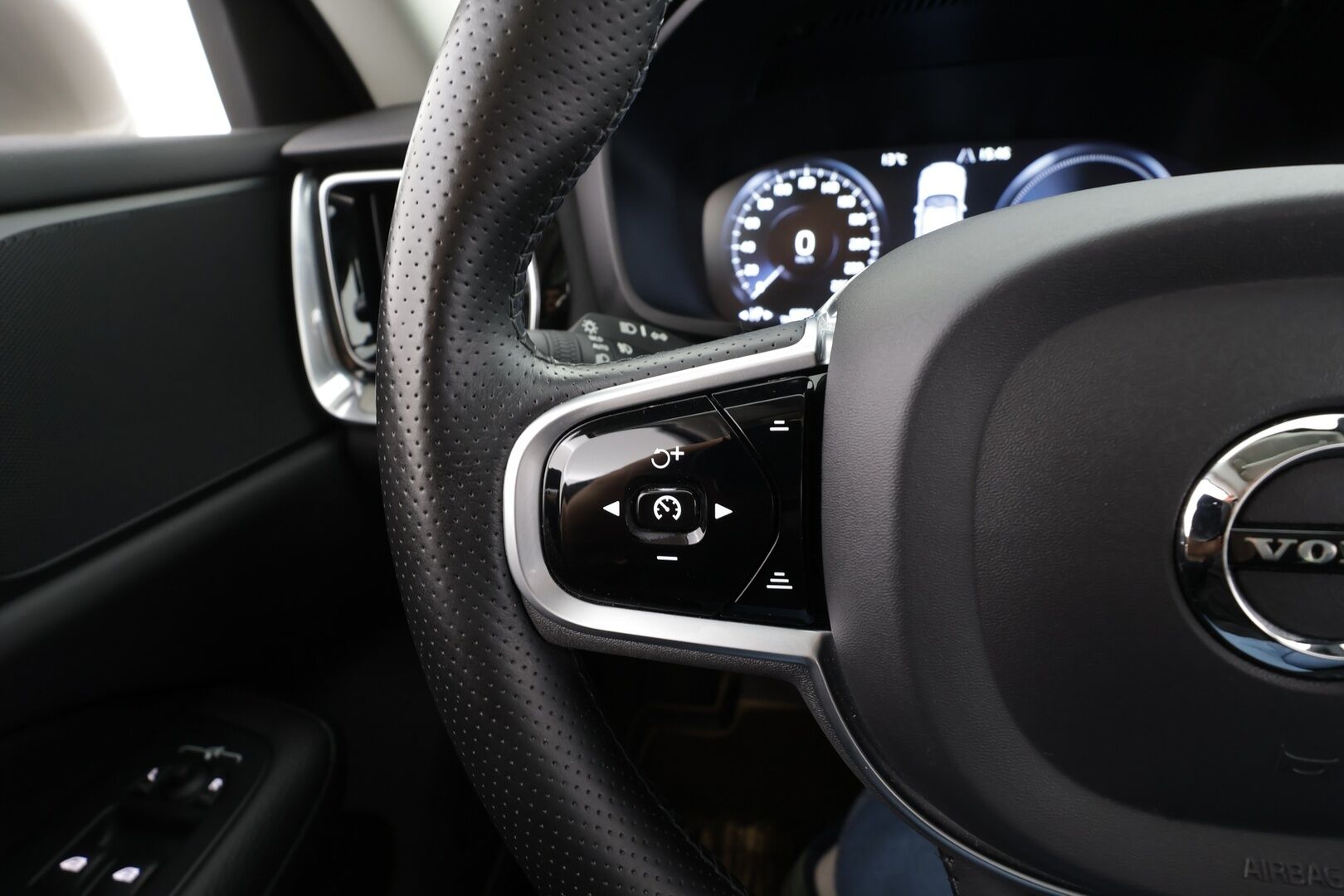 Volvo V60 2019 T8 AWD Inscription aut * Panorama / ACC / LED / P.tutkat / Webasto / Koukku /  Navi / Sportnahat / Keyless * - 2x Latauskaapelit / Kahdet renkaat / Merkkihuollettu - HULLUT JOULUT KORKOTARJOUS 2,49% 