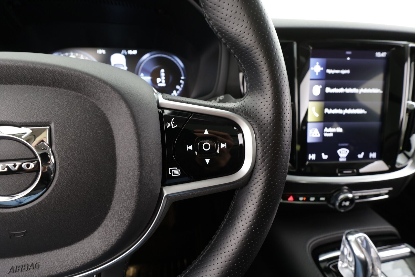 Volvo V60 2019 T8 AWD Inscription aut * Panorama / ACC / LED / P.tutkat / Webasto / Koukku /  Navi / Sportnahat / Keyless * - 2x Latauskaapelit / Kahdet renkaat / Merkkihuollettu - HULLUT JOULUT KORKOTARJOUS 2,49% 