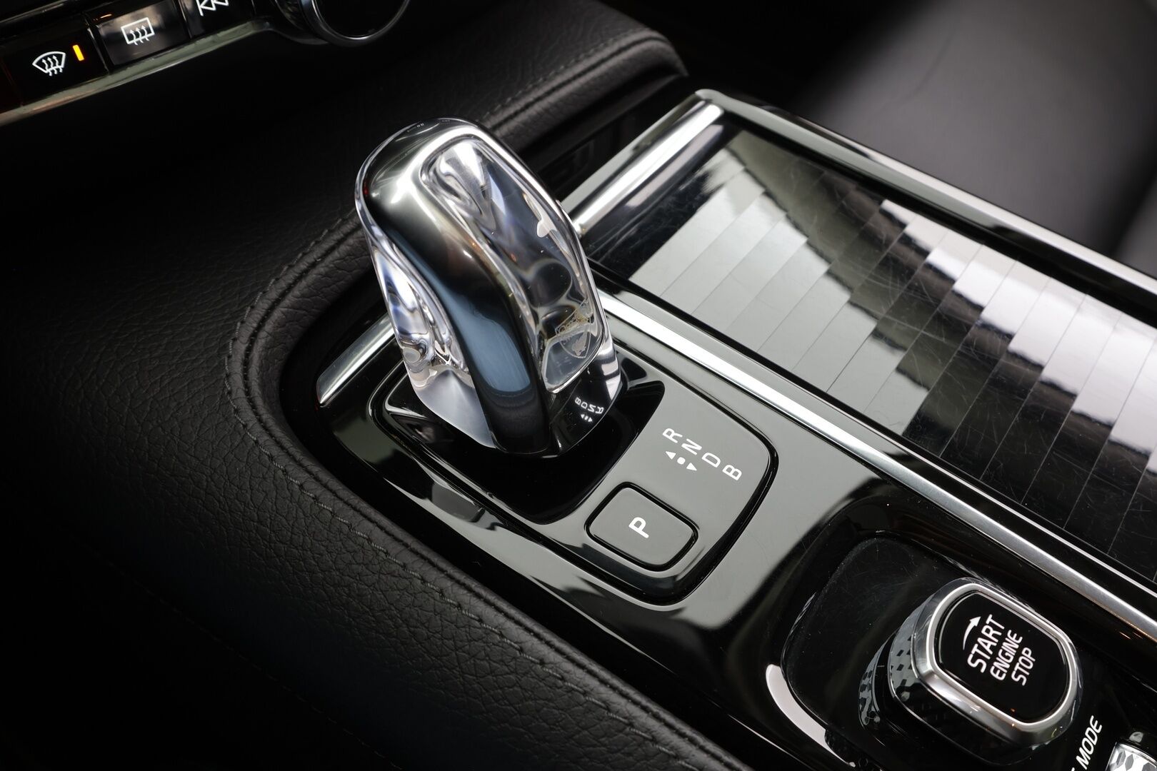 Volvo V60 2019 T8 AWD Inscription aut * Panorama / ACC / LED / P.tutkat / Webasto / Koukku /  Navi / Sportnahat / Keyless * - 2x Latauskaapelit / Kahdet renkaat / Merkkihuollettu - HULLUT JOULUT KORKOTARJOUS 2,49% 