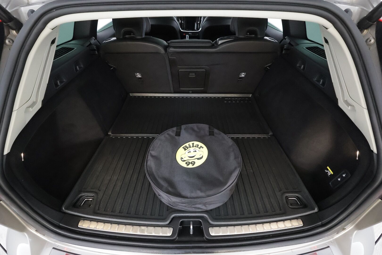 Volvo V60 2019 T8 AWD Inscription aut * Panorama / ACC / LED / P.tutkat / Webasto / Koukku /  Navi / Sportnahat / Keyless * - 2x Latauskaapelit / Kahdet renkaat / Merkkihuollettu - HULLUT JOULUT KORKOTARJOUS 2,49% 