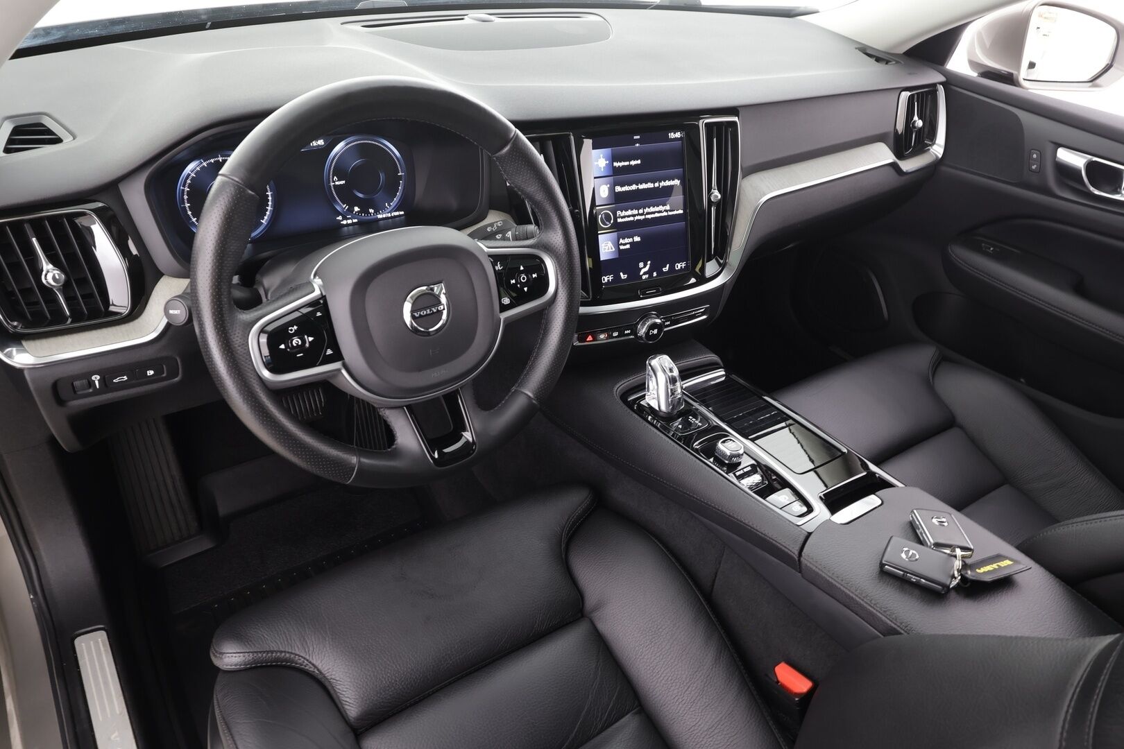 Volvo V60 2019 T8 AWD Inscription aut * Panorama / ACC / LED / P.tutkat / Webasto / Koukku /  Navi / Sportnahat / Keyless * - 2x Latauskaapelit / Kahdet renkaat / Merkkihuollettu - HULLUT JOULUT KORKOTARJOUS 2,49% 