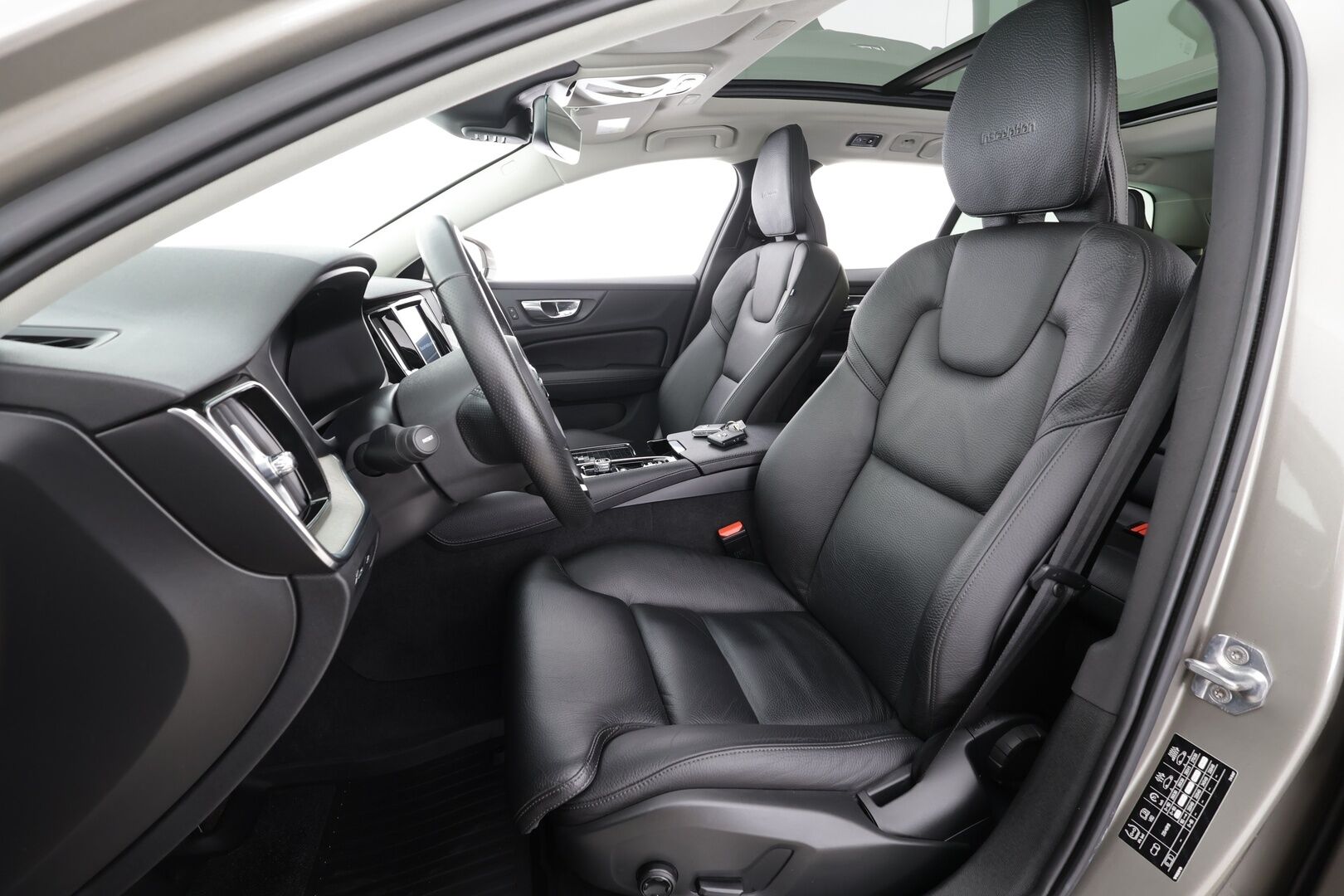 Volvo V60 2019 T8 AWD Inscription aut * Panorama / ACC / LED / P.tutkat / Webasto / Koukku /  Navi / Sportnahat / Keyless * - 2x Latauskaapelit / Kahdet renkaat / Merkkihuollettu - HULLUT JOULUT KORKOTARJOUS 2,49% 