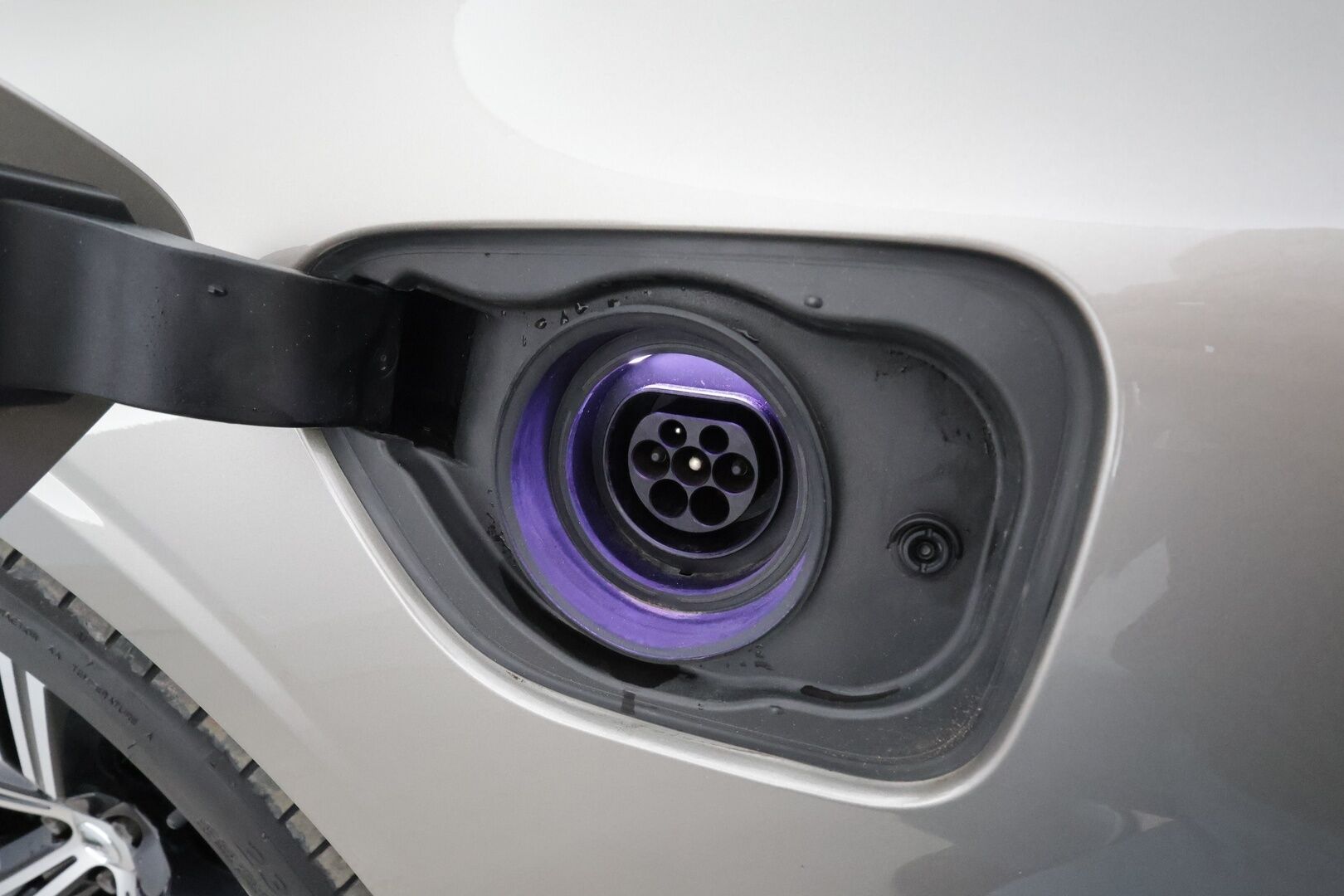 Volvo V60 2019 T8 AWD Inscription aut * Panorama / ACC / LED / P.tutkat / Webasto / Koukku /  Navi / Sportnahat / Keyless * - 2x Latauskaapelit / Kahdet renkaat / Merkkihuollettu - HULLUT JOULUT KORKOTARJOUS 2,49% 