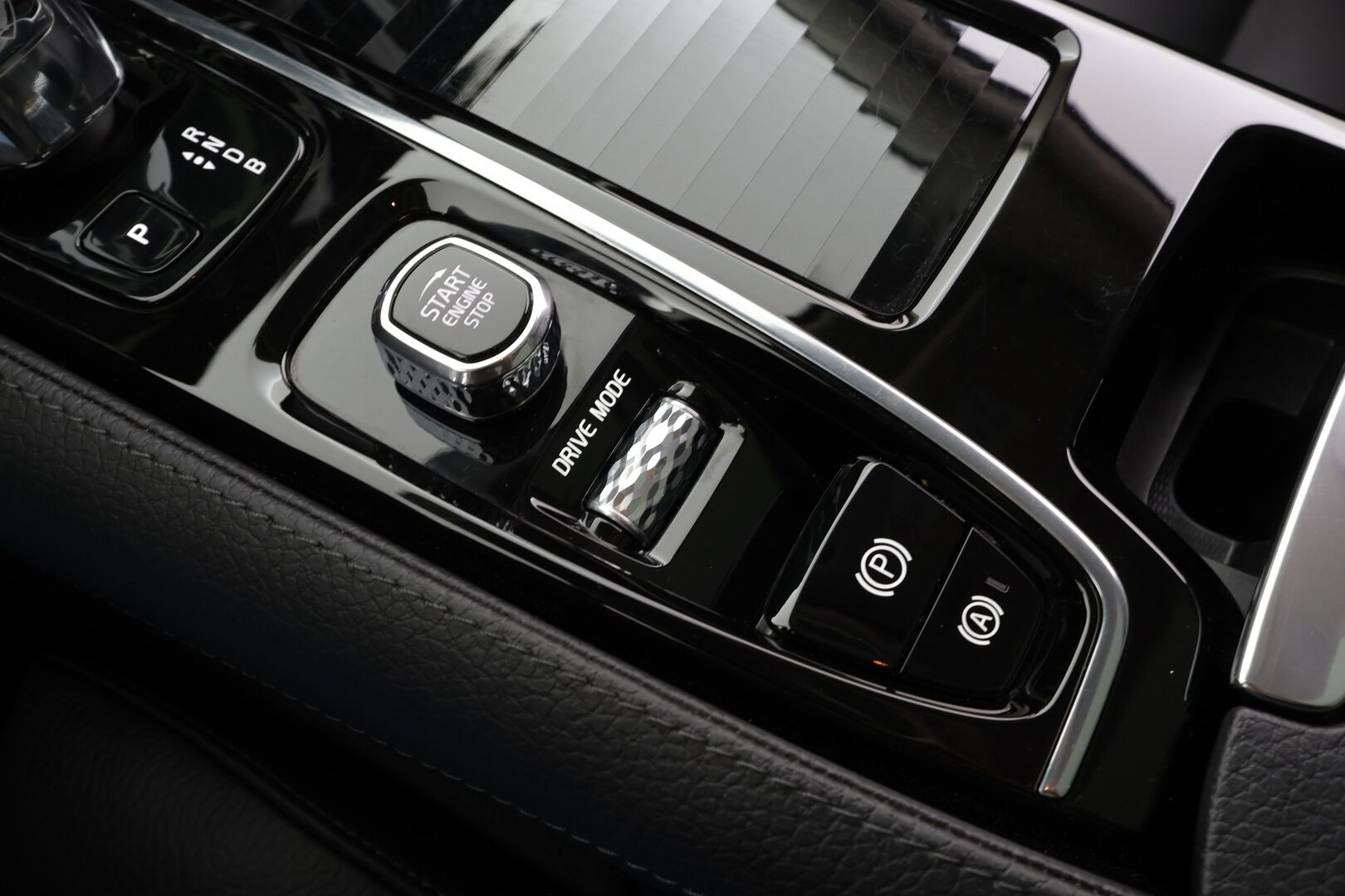 Volvo V60 2019 T8 AWD Inscription aut * Panorama / ACC / LED / P.tutkat / Webasto / Koukku /  Navi / Sportnahat / Keyless * - 2x Latauskaapelit / Kahdet renkaat / Merkkihuollettu - HULLUT JOULUT KORKOTARJOUS 2,49% 