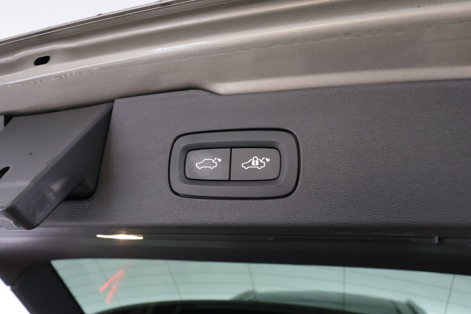 Volvo V60 2019 T8 AWD Inscription aut * Panorama / ACC / LED / P.tutkat / Webasto / Koukku /  Navi / Sportnahat / Keyless * - 2x Latauskaapelit / Kahdet renkaat / Merkkihuollettu - HULLUT JOULUT KORKOTARJOUS 2,49% 