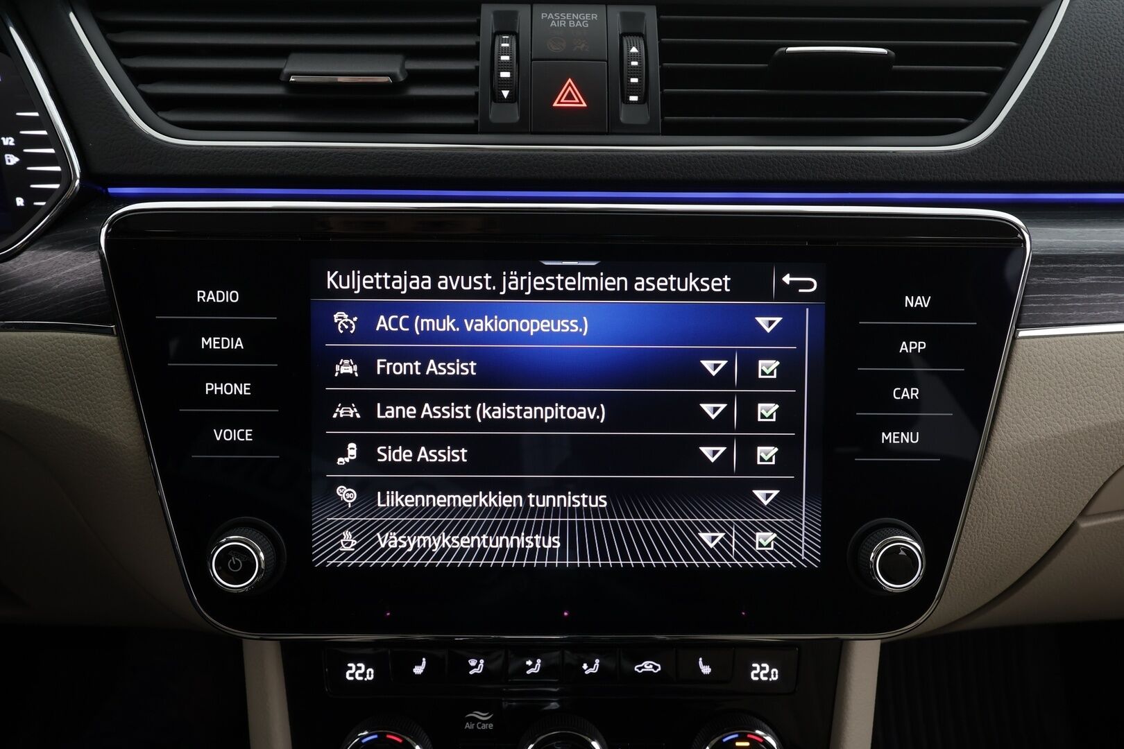 Skoda Superb 2023 Combi 1.4 TSI PHEV Style iV DSG * Webasto / ACC / LED / P.Kamera / Muistipenkki / Hierovat Sportpenkit Muistilla * - 1-om Suomi-auto / Akku kuntotarkastettu / 2x Latauskaapelit / Kahdet renkaat / Merkkihuollettu! - Osta nyt, maksa vasta ensi vuonna