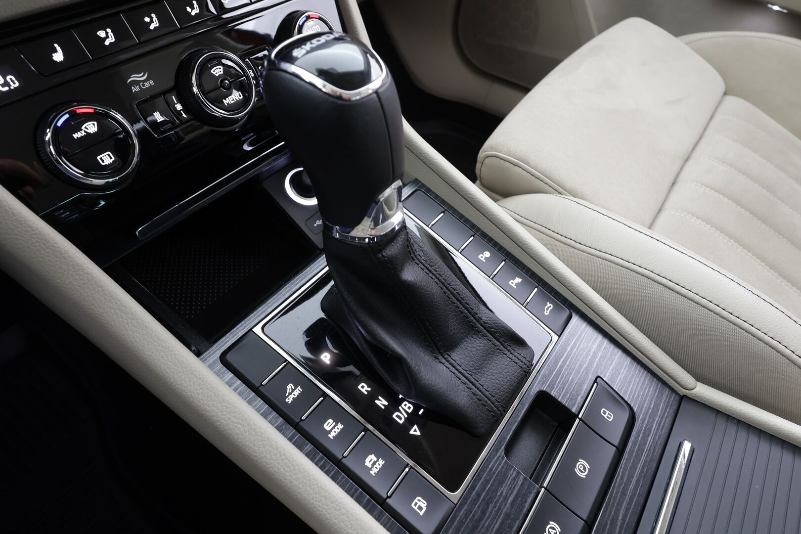 Skoda Superb 2023 Combi 1.4 TSI PHEV Style iV DSG * Webasto / ACC / LED / P.Kamera / Muistipenkki / Hierovat Sportpenkit Muistilla * - 1-om Suomi-auto / Akku kuntotarkastettu / 2x Latauskaapelit / Kahdet renkaat / Merkkihuollettu! - Osta nyt, maksa vasta ensi vuonna