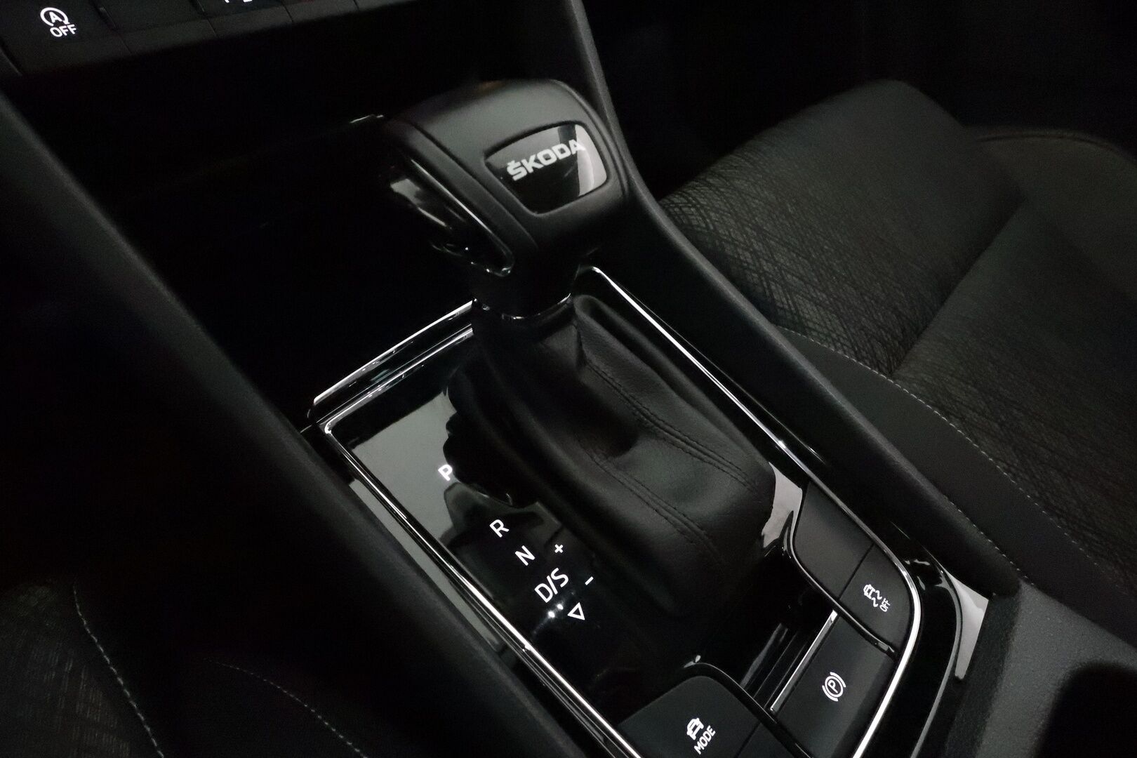 Skoda Karoq 2023 2.0 TDI 115 Style DSG *Webasto / Koukku / ACC / Matrix-LED / P.kamera / Navi / Kaistavahti / Keyless* - 1-om Suomi-auto / Kahdet Renkaat