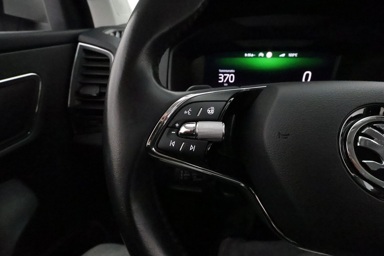 Skoda Karoq 2023 2.0 TDI 115 Style DSG *Webasto / Koukku / ACC / Matrix-LED / P.kamera / Navi / Kaistavahti / Keyless* - 1-om Suomi-auto / Kahdet Renkaat