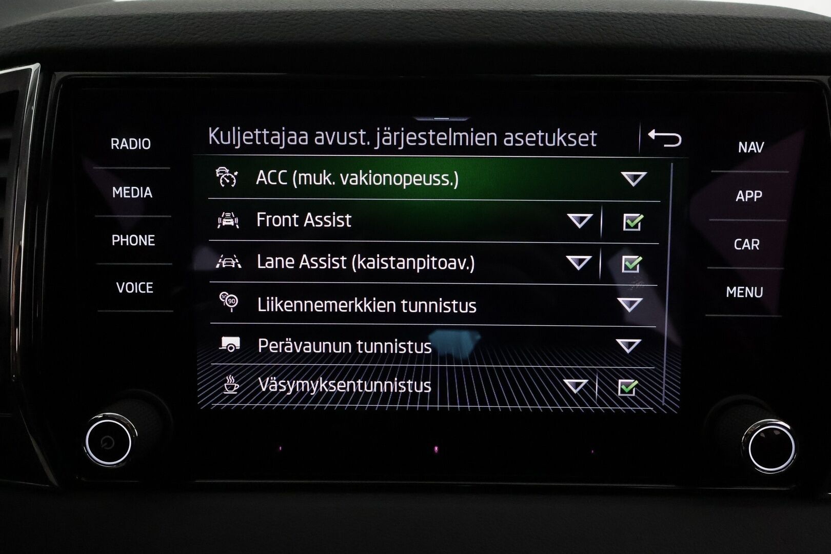 Skoda Karoq 2023 2.0 TDI 115 Style DSG *Webasto / Koukku / ACC / Matrix-LED / P.kamera / Navi / Kaistavahti / Keyless* - 1-om Suomi-auto / Kahdet Renkaat