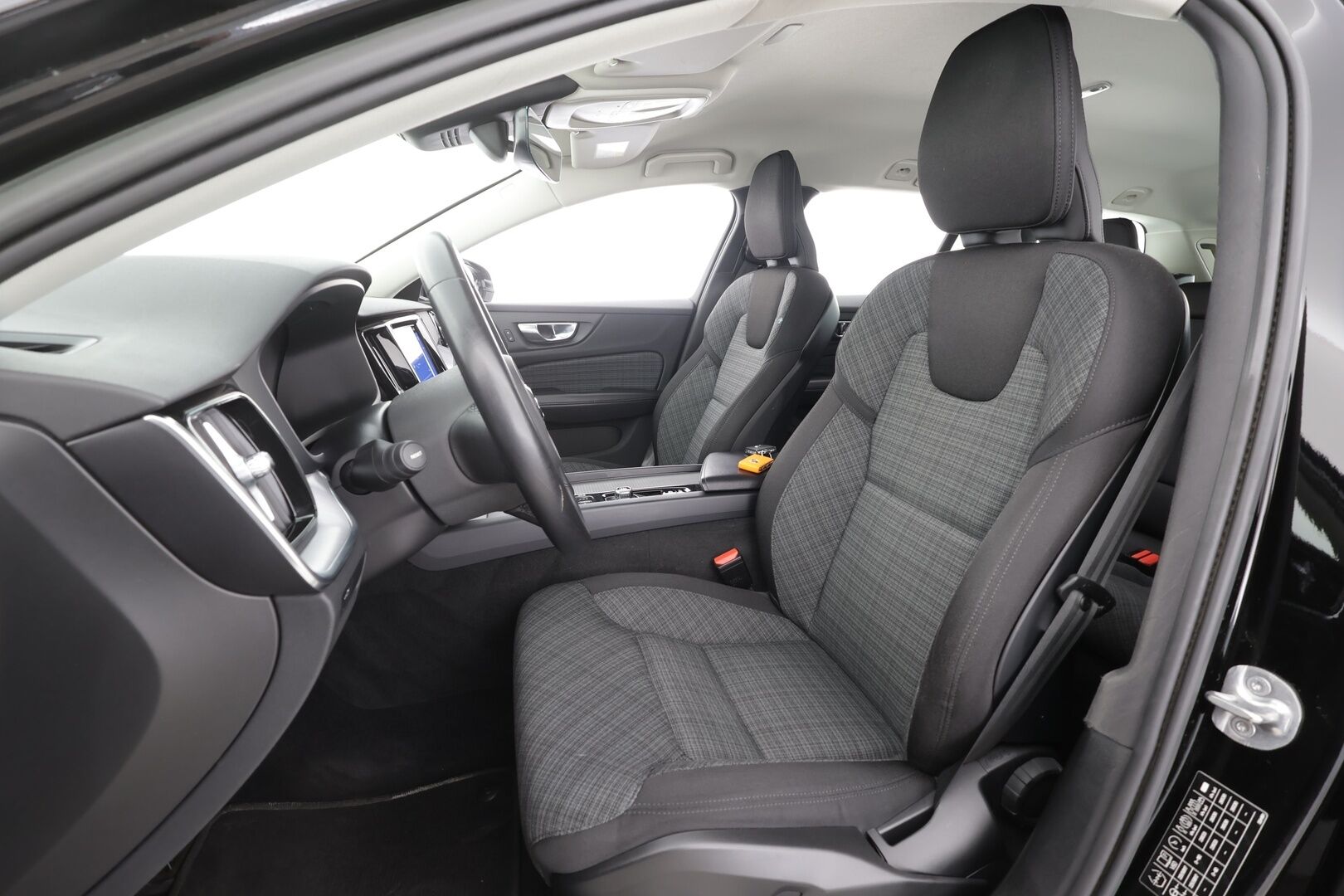 Volvo V60 2023 B3 MHEV Business Core DCT aut - | Pilot assist | Webasto | P.Kamera | LED | Keyless | Apple&Android | 1.Om Suomi-auto | Merkkihuollettu | Kahdet Renkaat