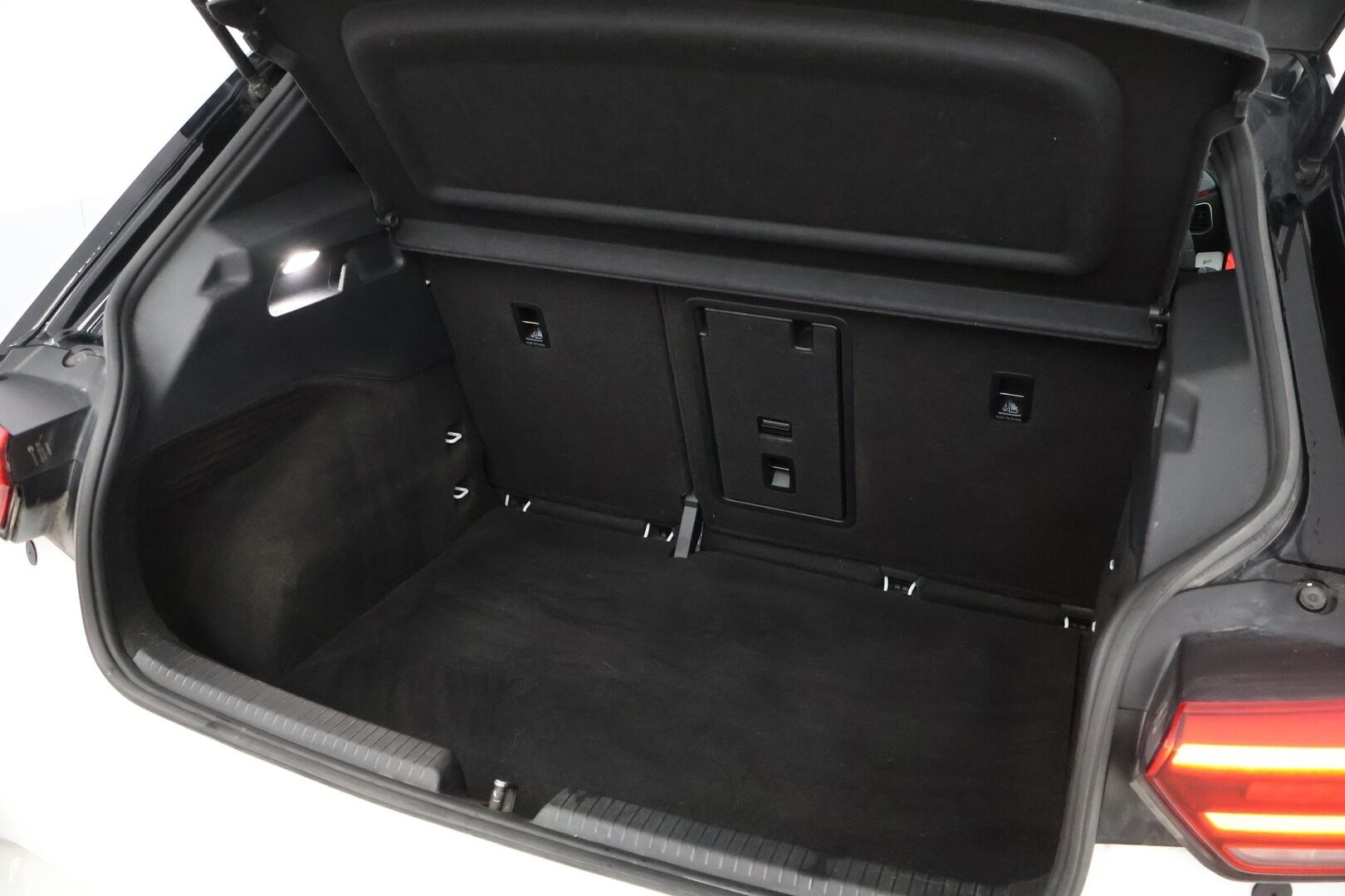 Volkswagen ID.3 2020 Pro S Tour 150kW, akku 77kWh - Digimittari / Kangas-Alcantara / Vakkari / Lisälämmitin / Navi / Apple&Android / LED / 2x Renkaat aluvantein!