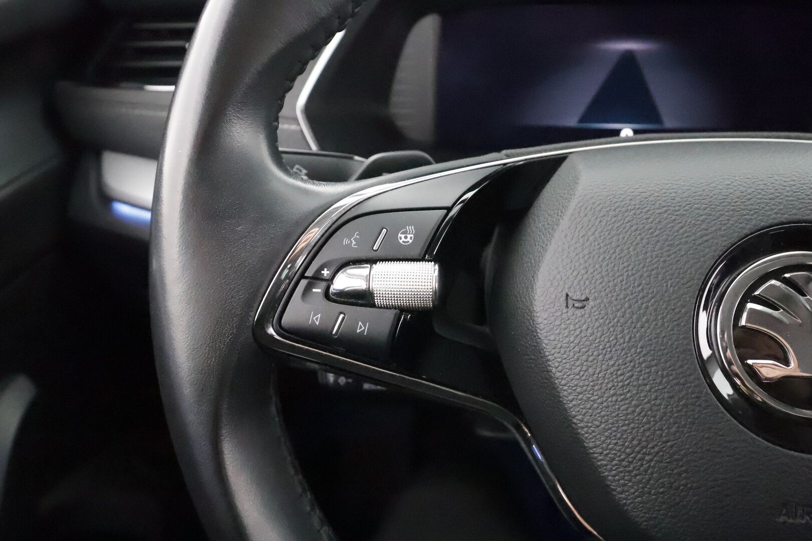 Skoda Octavia 2021 Combi 1,4 TSI PHEV Style iV DSG * ACC / Ilmastoidut&Hierovat Sportnahat / Canton / HUD / Webasto / Matrix / P.Kamera * - Kahdet renkaat aluvanteilla