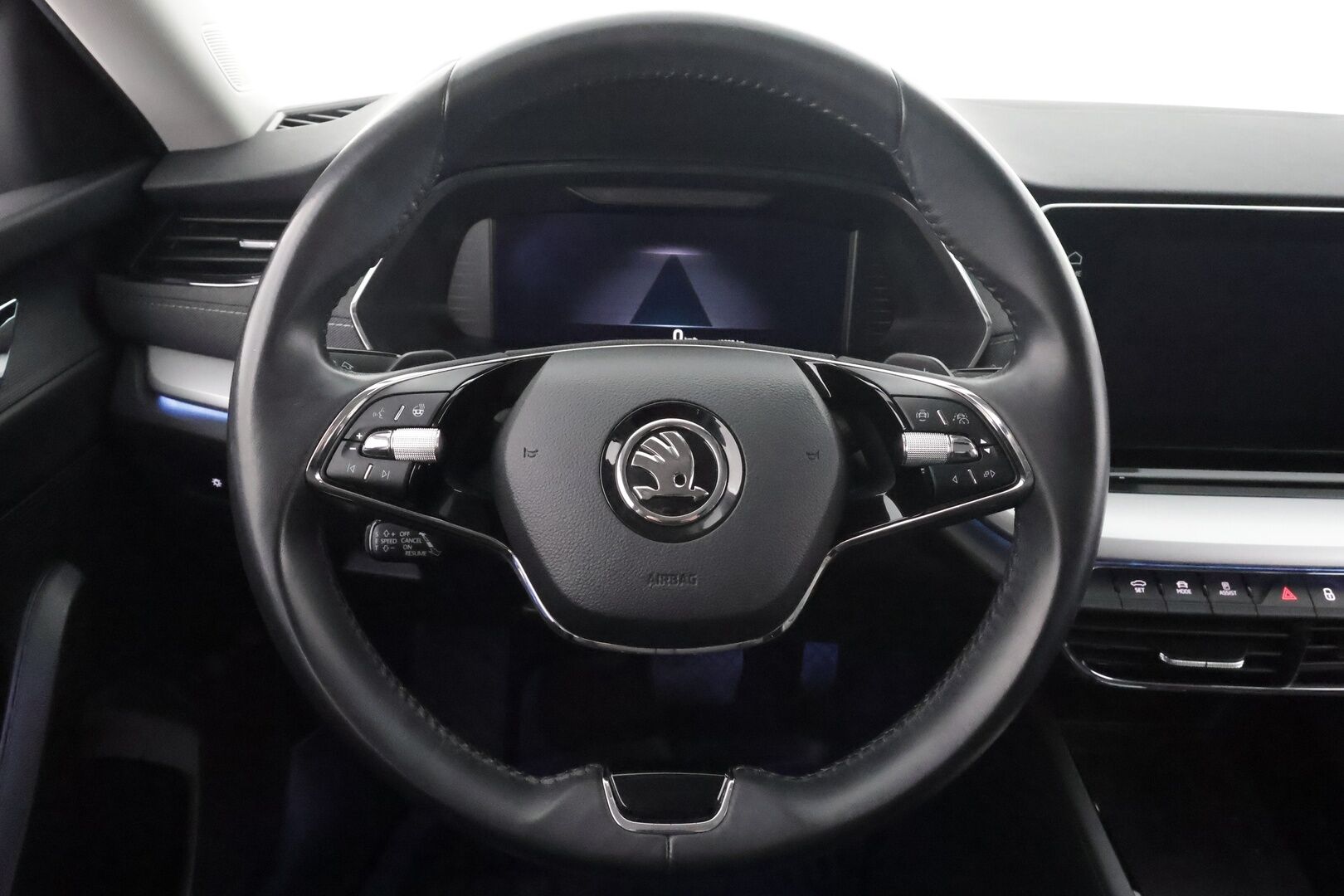 Skoda Octavia 2021 Combi 1,4 TSI PHEV Style iV DSG * ACC / Ilmastoidut&Hierovat Sportnahat / Canton / HUD / Webasto / Matrix / P.Kamera * - Kahdet renkaat aluvanteilla