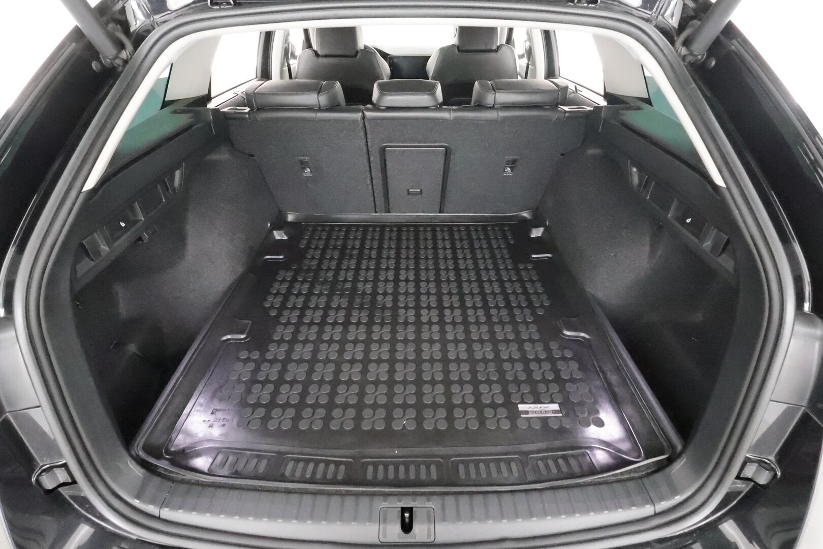 Skoda Octavia 2021 Combi 1,4 TSI PHEV Style iV DSG * ACC / Ilmastoidut&Hierovat Sportnahat / Canton / HUD / Webasto / Matrix / P.Kamera * - Kahdet renkaat aluvanteilla