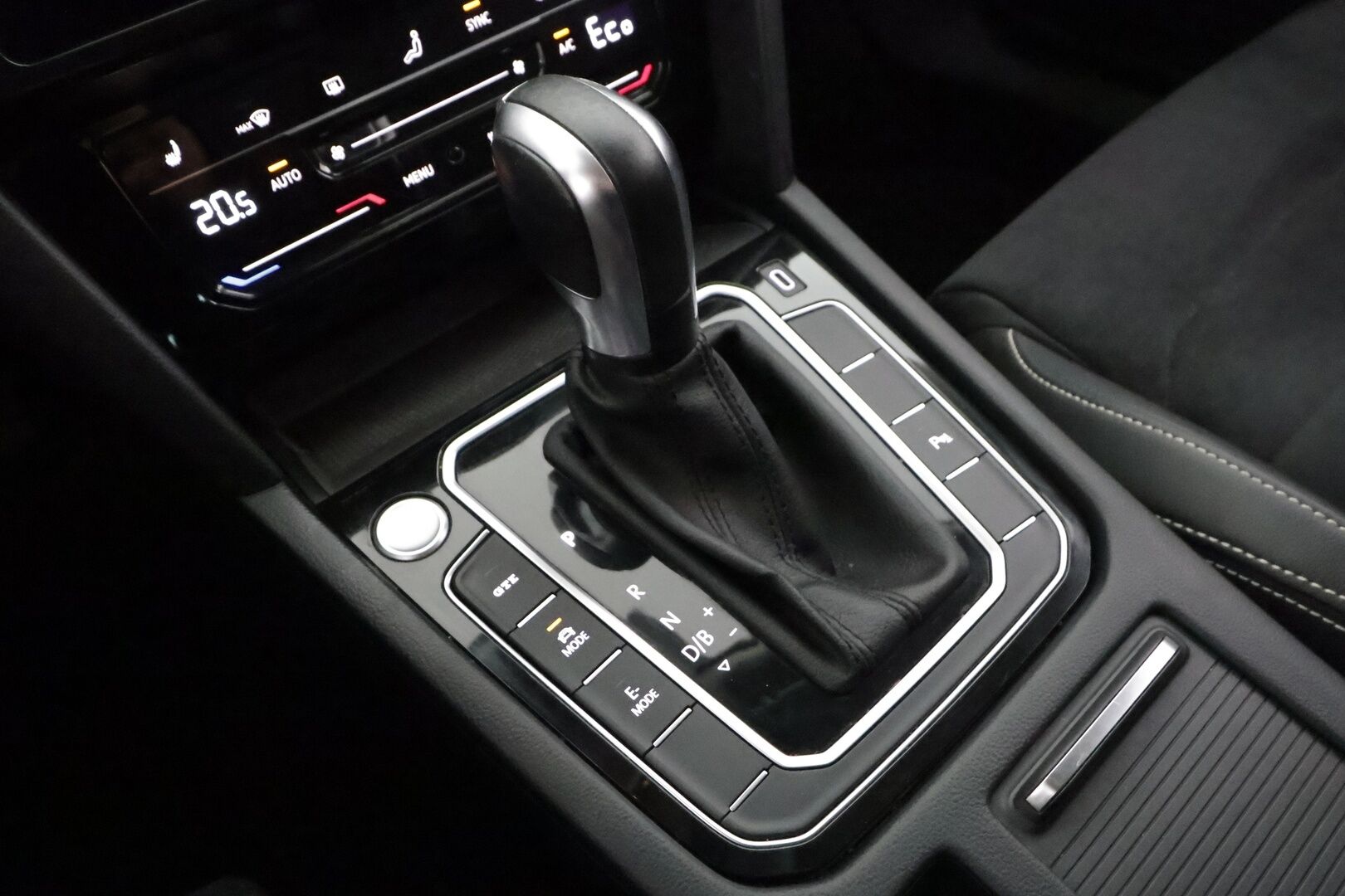 Volkswagen Passat 2021 Variant GTE Business Plug-In Hybrid 160 kW DSG-automaatti - | ACC | Koukku | Webasto | Digimittaristo | Nahka-alcantara | P.kamera | Navi | Lane Assist | App-Connect | LED | Lämm. ratti | 2x renkaat aluin | 