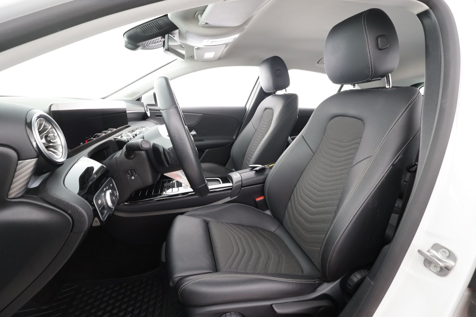 Mercedes-Benz A 2023 250 e A - Facelift | DTR | Widescreen | LED | P.kamera | Sportpenkit | Navi | Suomi-auto | Akku kuntotarkastettu SoH 94,4 % | 2x latauskaapelit | Kahdet renkaat aluvanteilla