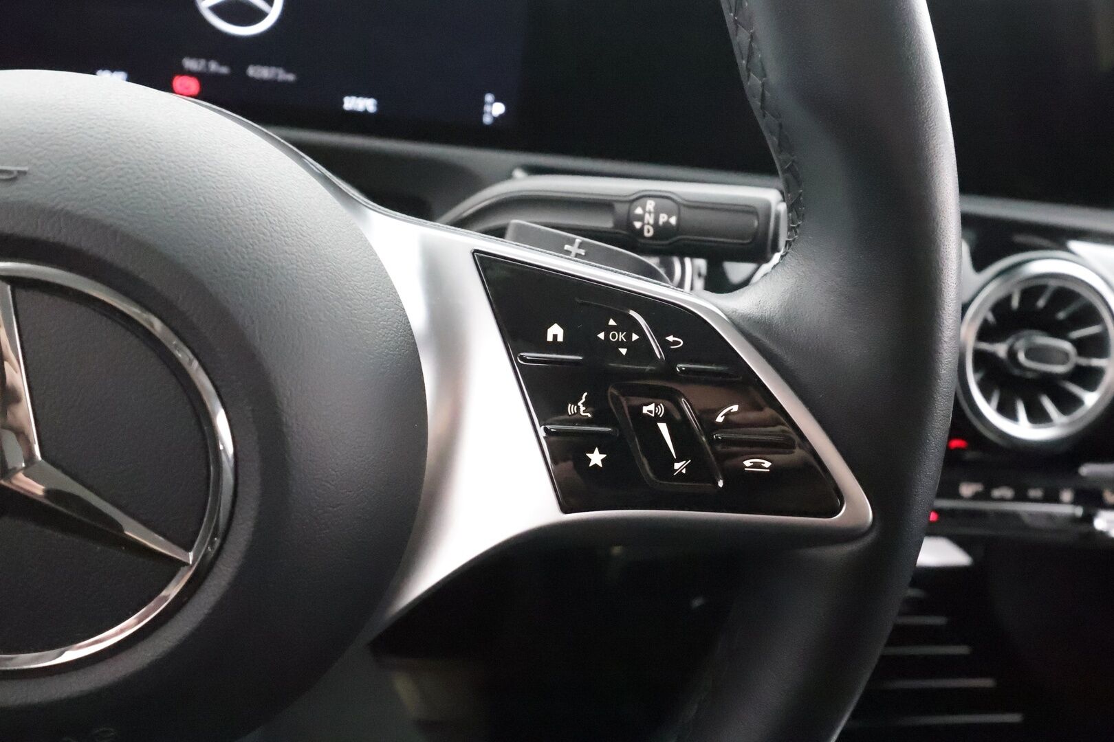 Mercedes-Benz A 2023 250 e A - Facelift | DTR | Widescreen | LED | P.kamera | Sportpenkit | Navi | Suomi-auto | Akku kuntotarkastettu SoH 94,4 % | 2x latauskaapelit | Kahdet renkaat aluvanteilla