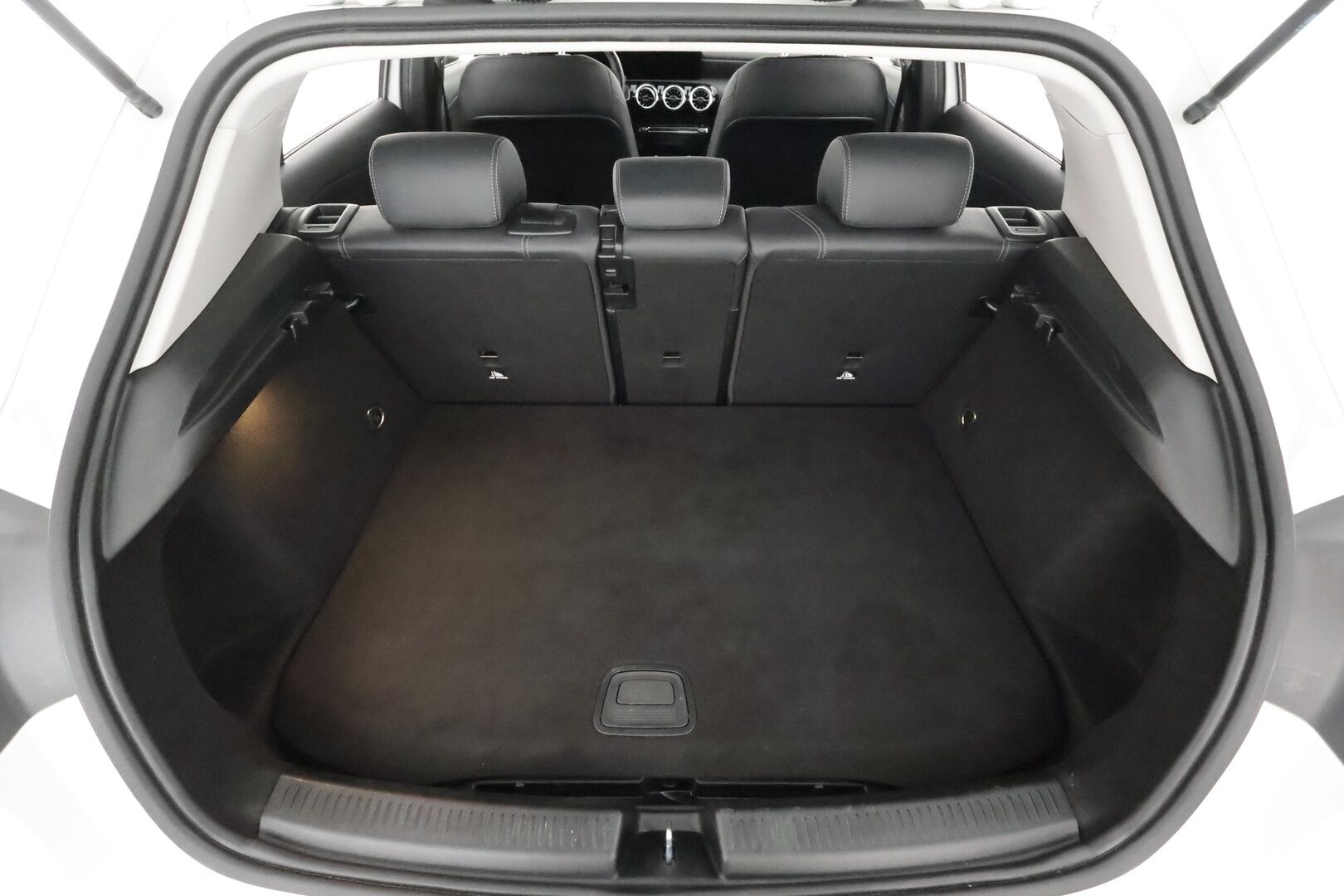 Mercedes-Benz A 2023 250 e A - Facelift | DTR | Widescreen | LED | P.kamera | Sportpenkit | Navi | Suomi-auto | Akku kuntotarkastettu SoH 94,4 % | 2x latauskaapelit | Kahdet renkaat aluvanteilla