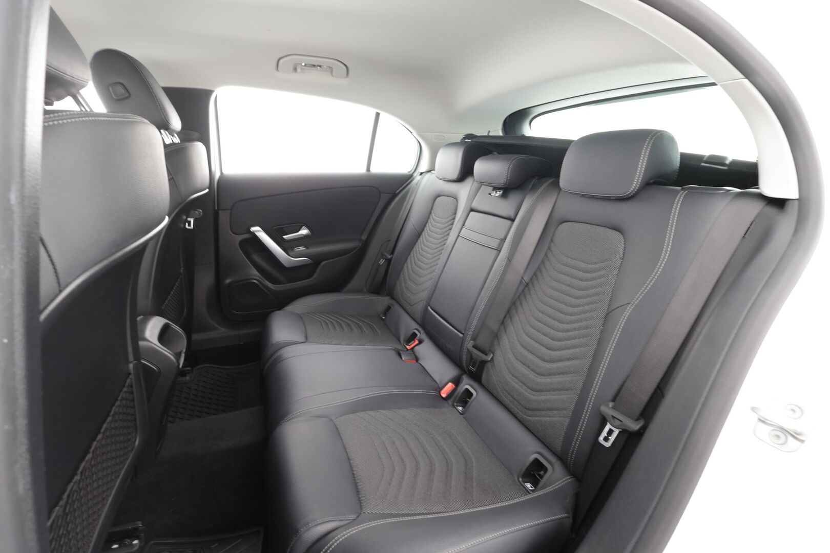 Mercedes-Benz A 2023 250 e A - Facelift | DTR | Widescreen | LED | P.kamera | Sportpenkit | Navi | Suomi-auto | Akku kuntotarkastettu SoH 94,4 % | 2x latauskaapelit | Kahdet renkaat aluvanteilla