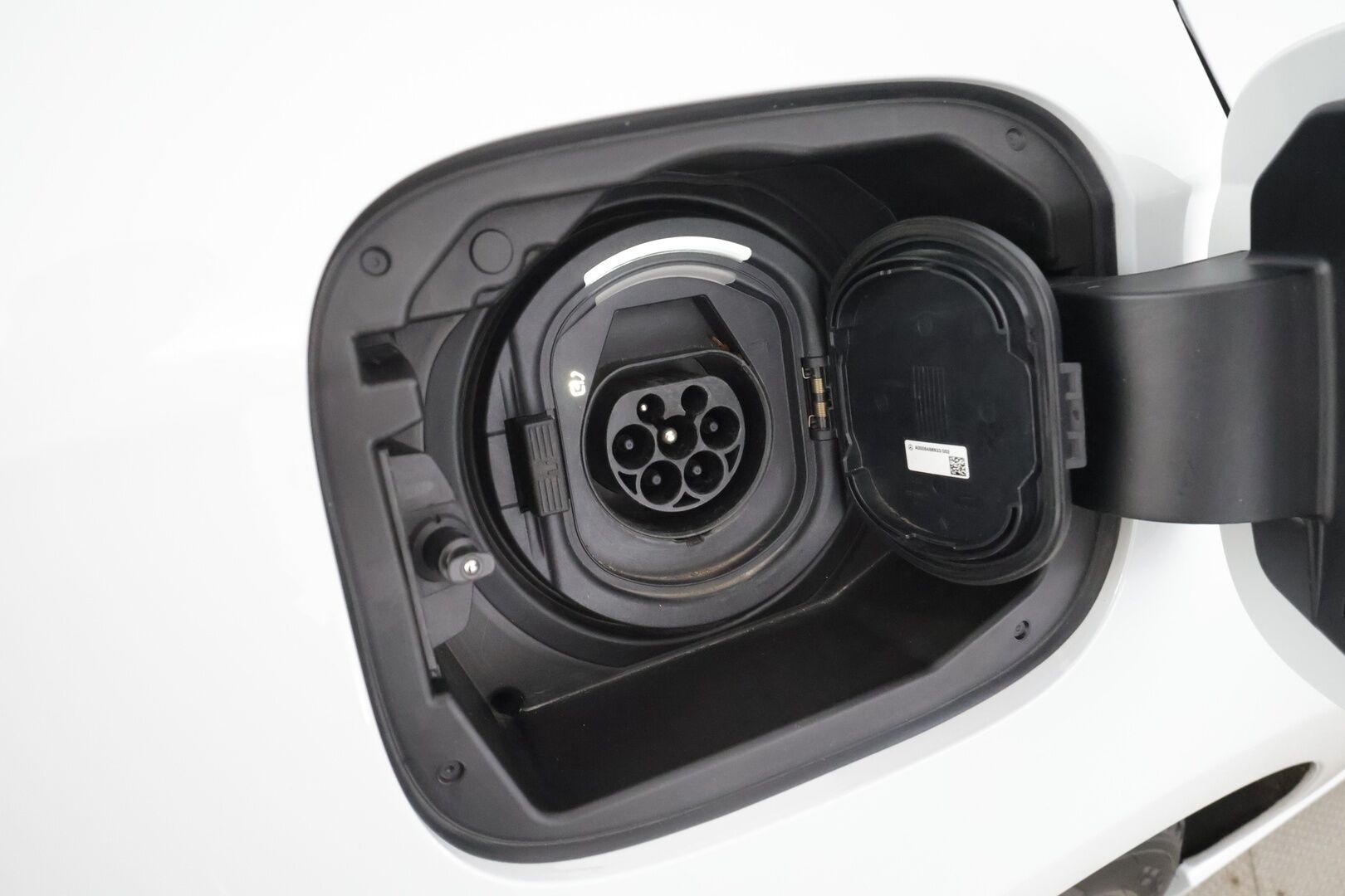 Mercedes-Benz A 2023 250 e A * Distronic / LED / P.Kamera / Sportpenkki / Widescreen / Navi * - Suomi-auto / 2x Latauskaapelit / Kahdet renkaat aluvanteilla