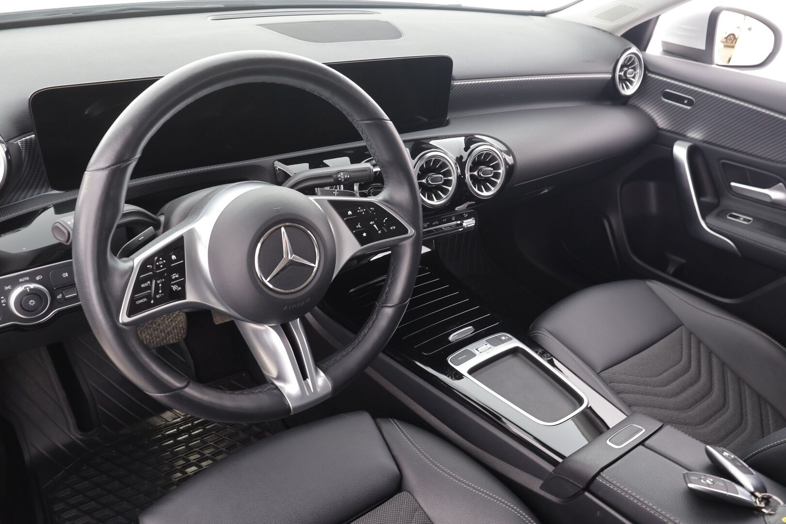 Mercedes-Benz A 2023 250 e A - Facelift | DTR | Widescreen | LED | P.kamera | Sportpenkit | Navi | Suomi-auto | Akku kuntotarkastettu SoH 94,4 % | 2x latauskaapelit | Kahdet renkaat aluvanteilla