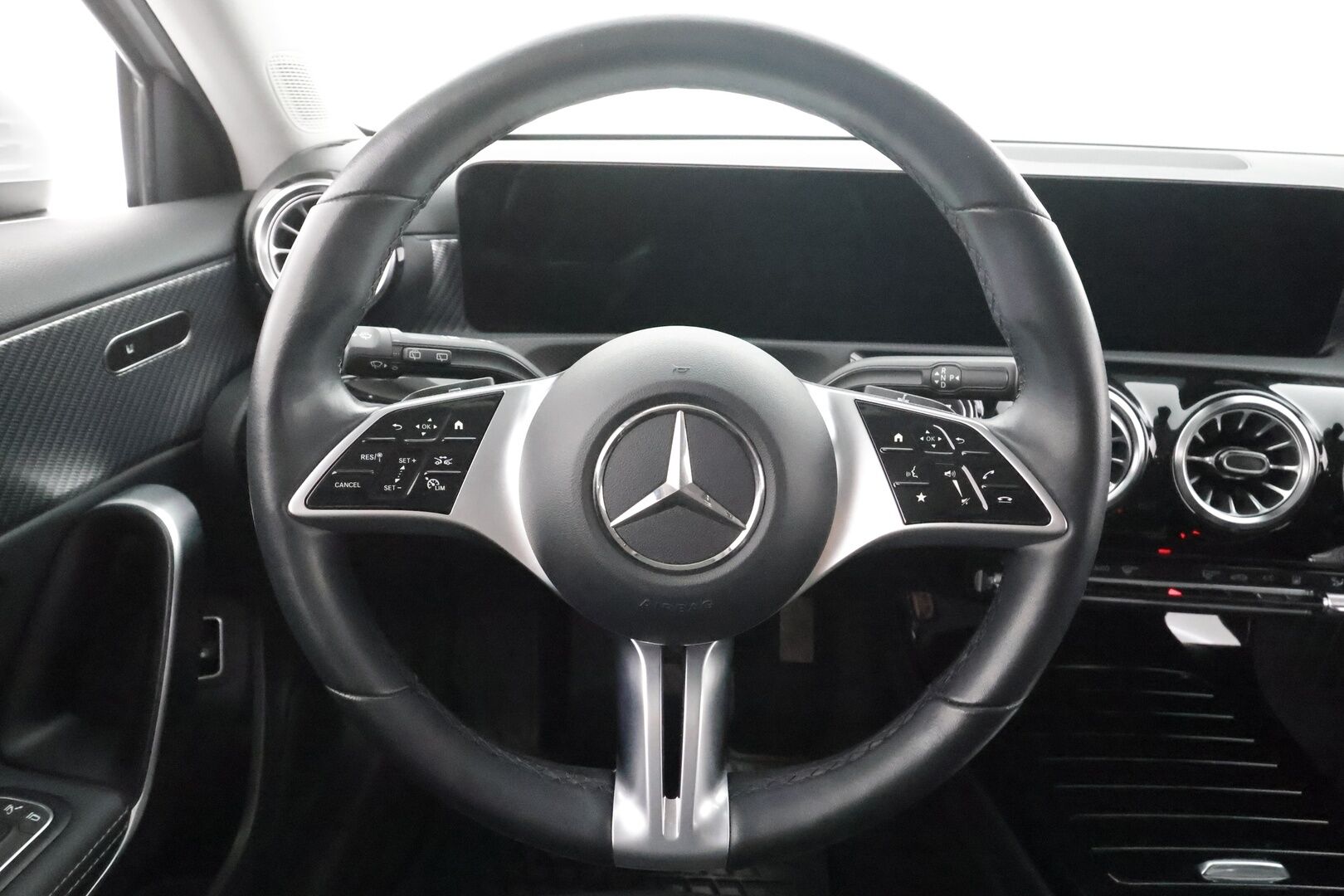 Mercedes-Benz A 2023 250 e A - Facelift | DTR | Widescreen | LED | P.kamera | Sportpenkit | Navi | Suomi-auto | Akku kuntotarkastettu SoH 94,4 % | 2x latauskaapelit | Kahdet renkaat aluvanteilla