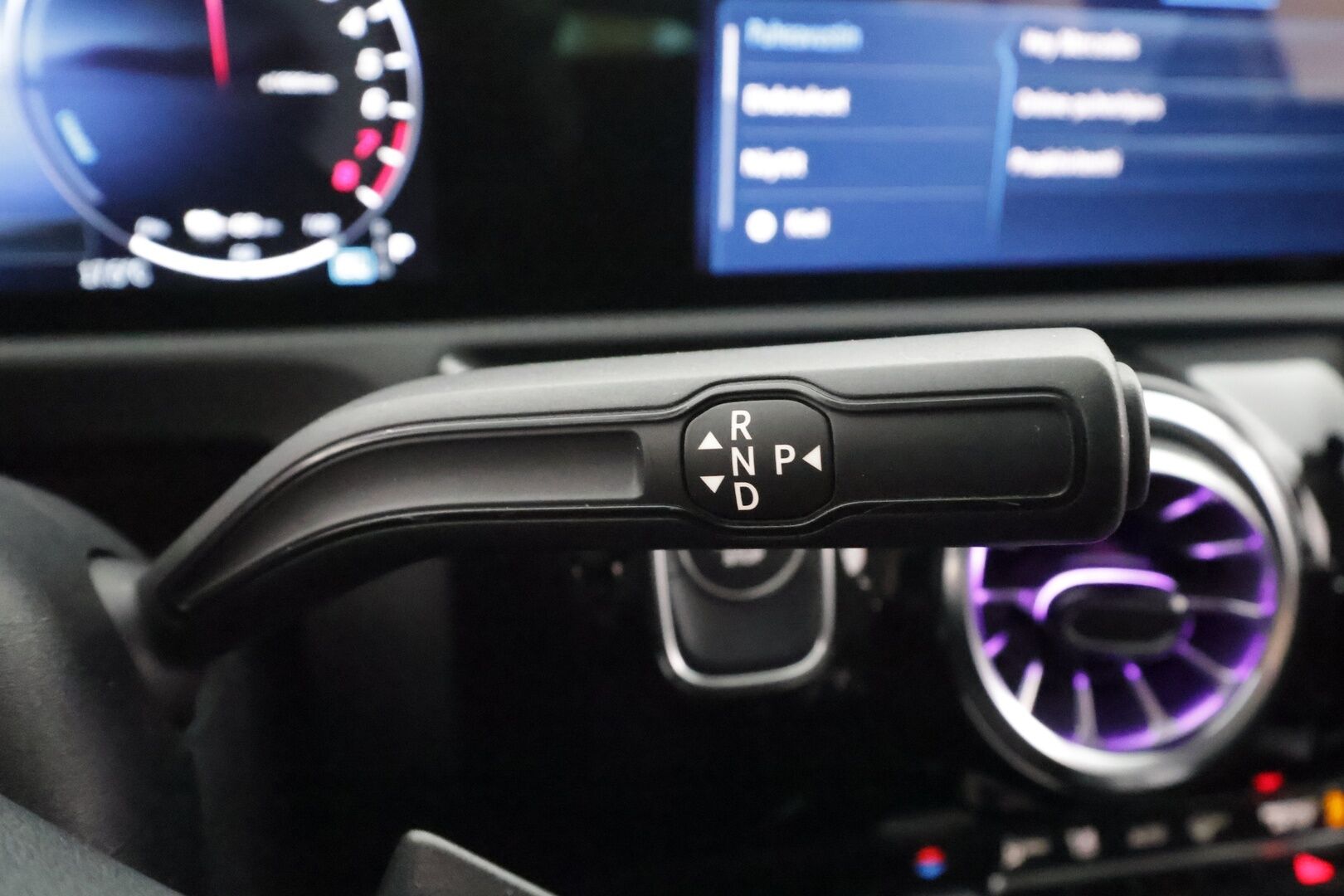 Mercedes-Benz A 2023 250 e A - Facelift | DTR | Widescreen | LED | P.kamera | Sportpenkit | Navi | Suomi-auto | Akku kuntotarkastettu SoH 94,4 % | 2x latauskaapelit | Kahdet renkaat aluvanteilla