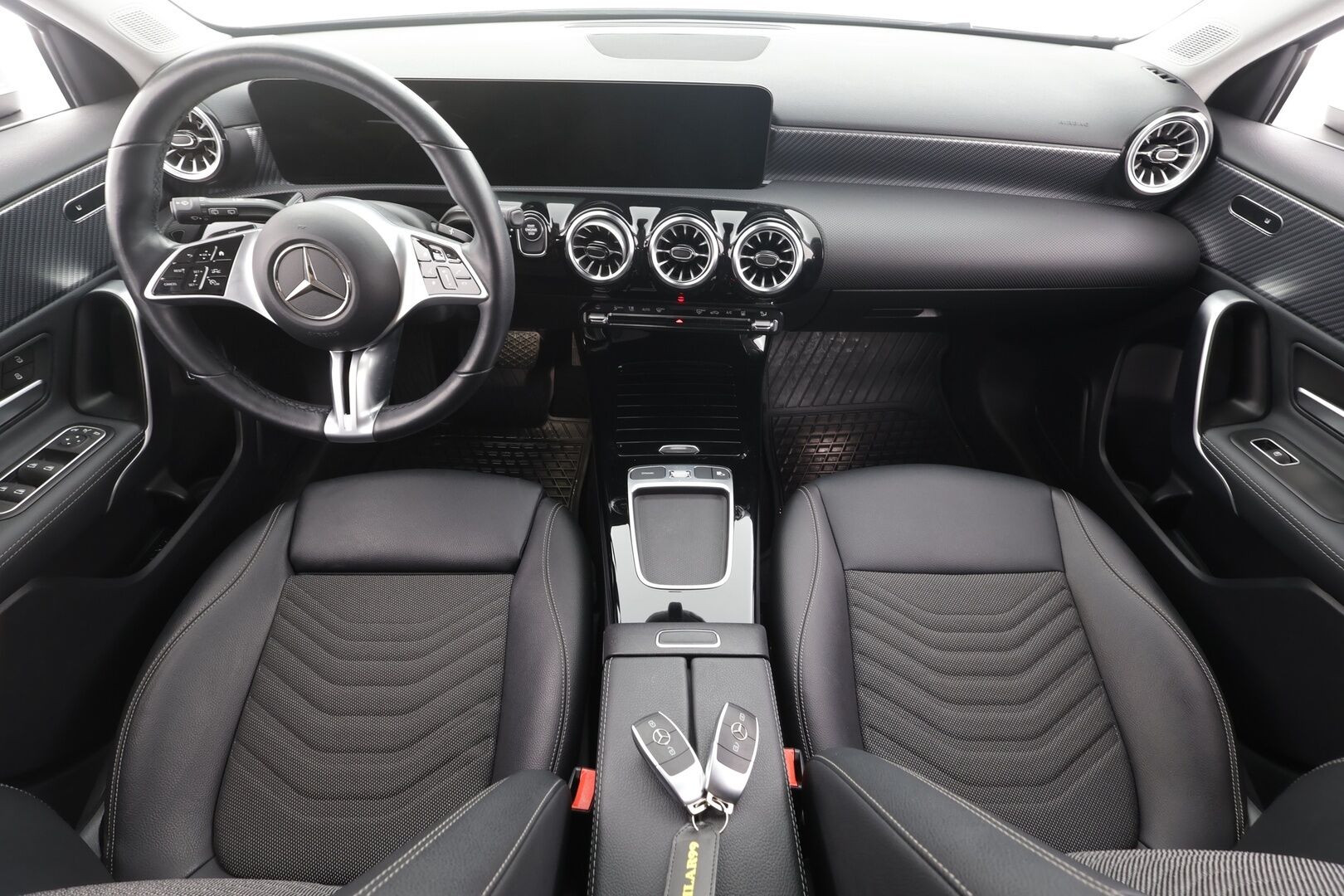 Mercedes-Benz A 2023 250 e A - Facelift | DTR | Widescreen | LED | P.kamera | Sportpenkit | Navi | Suomi-auto | Akku kuntotarkastettu SoH 94,4 % | 2x latauskaapelit | Kahdet renkaat aluvanteilla