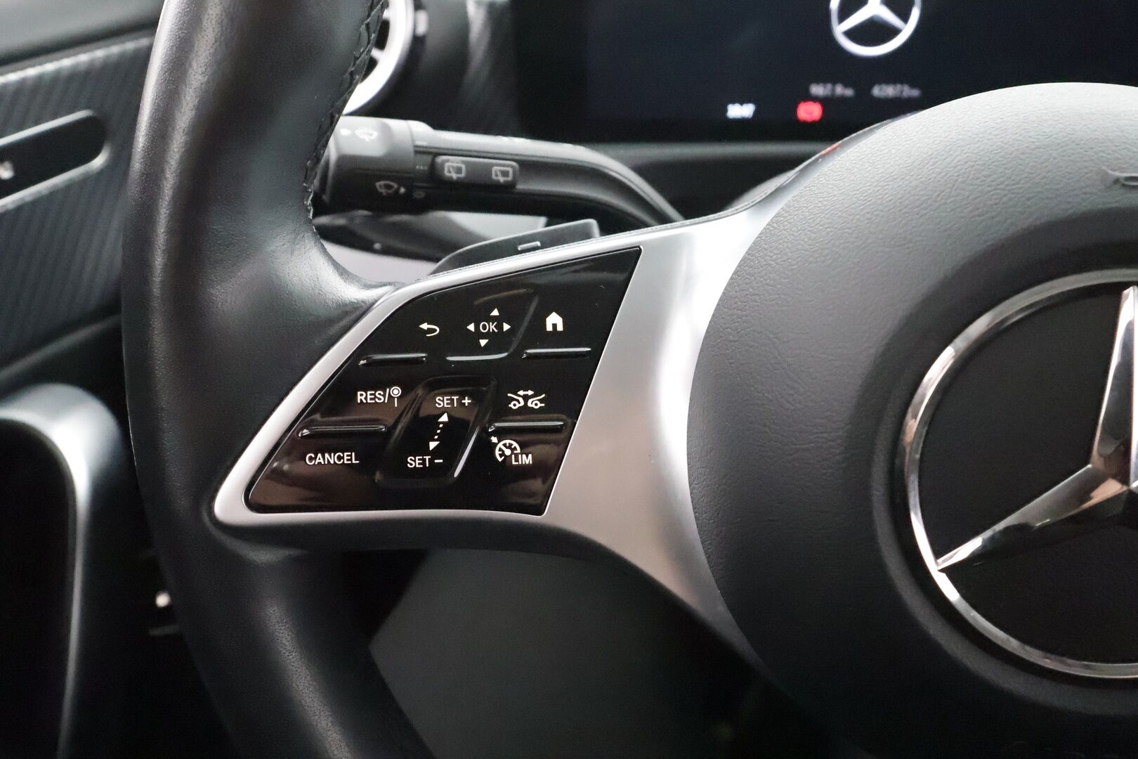 Mercedes-Benz A 2023 250 e A - Facelift | DTR | Widescreen | LED | P.kamera | Sportpenkit | Navi | Suomi-auto | Akku kuntotarkastettu SoH 94,4 % | 2x latauskaapelit | Kahdet renkaat aluvanteilla
