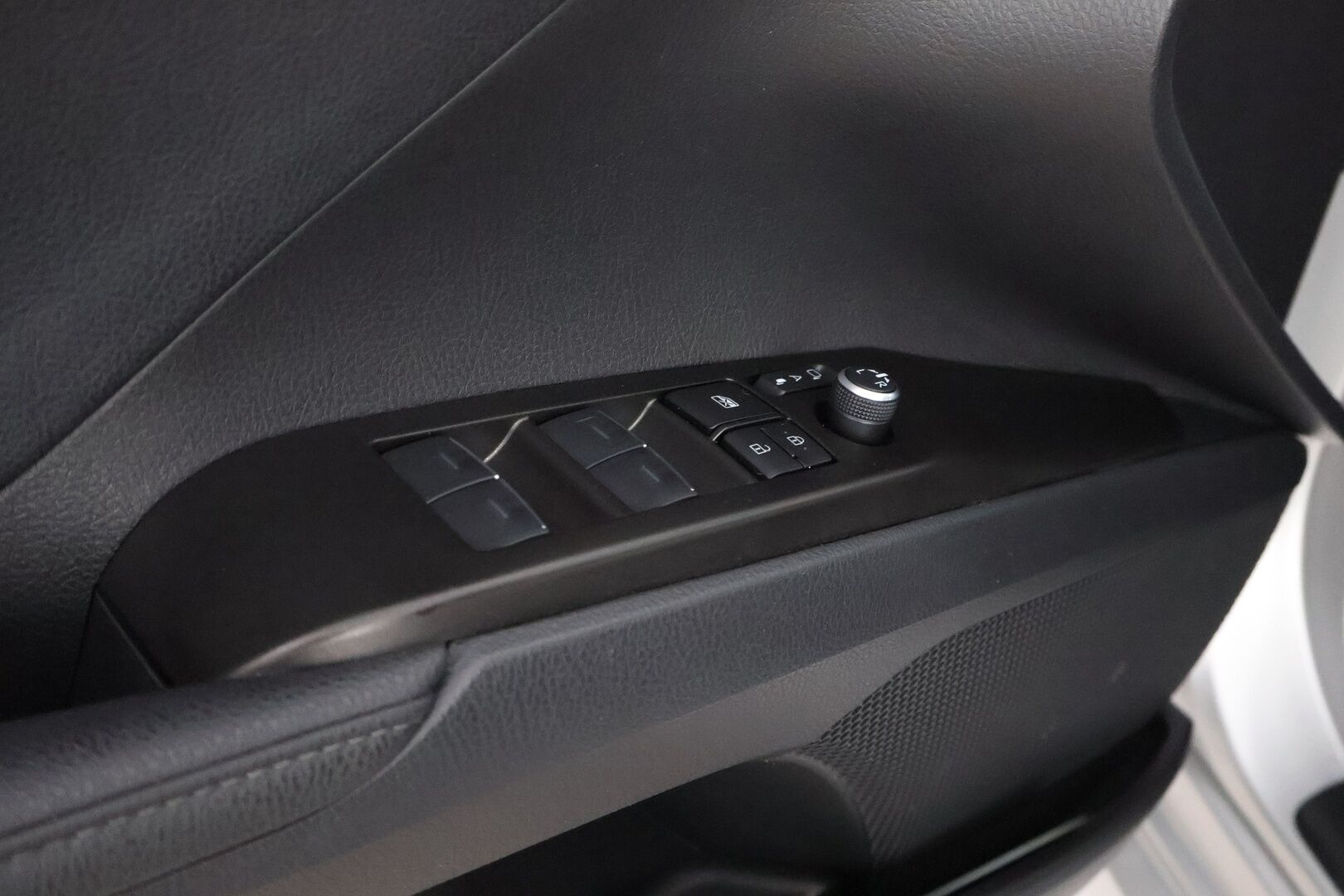 Toyota Camry 2023 2,5 Hybrid Style * Suomiauto / Adapt.Vakkari / Nahkasisusta / Sähköpenkit / Adapt.LED / Peruutuskamera - Juuri tullut Tampereelle! / Bi-LED / Supervarusteet!