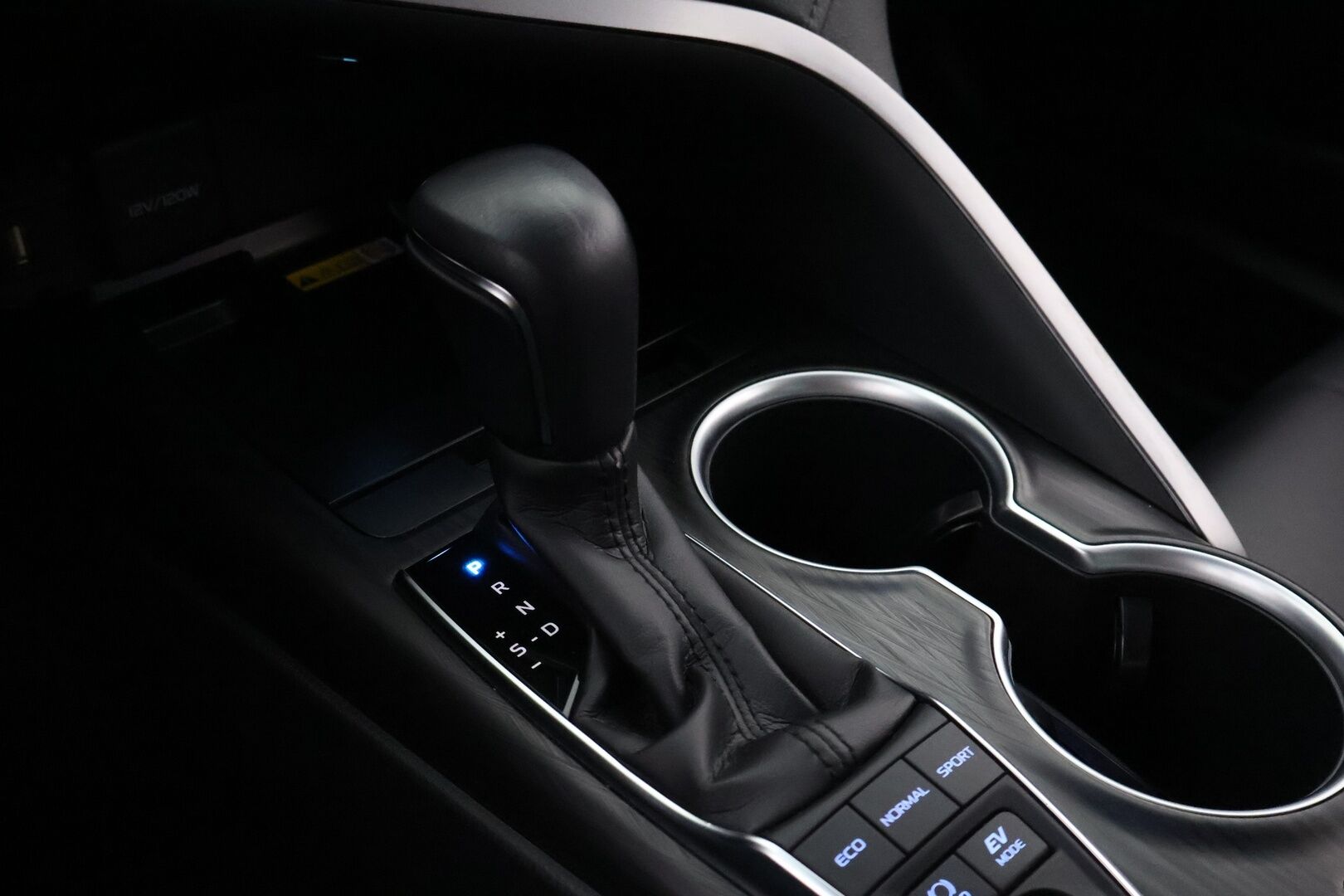 Toyota Camry 2023 2,5 Hybrid Style * Suomiauto / Adapt.Vakkari / Nahkasisusta / Sähköpenkit / Adapt.LED / Peruutuskamera - Juuri tullut Tampereelle! / Bi-LED / Supervarusteet!