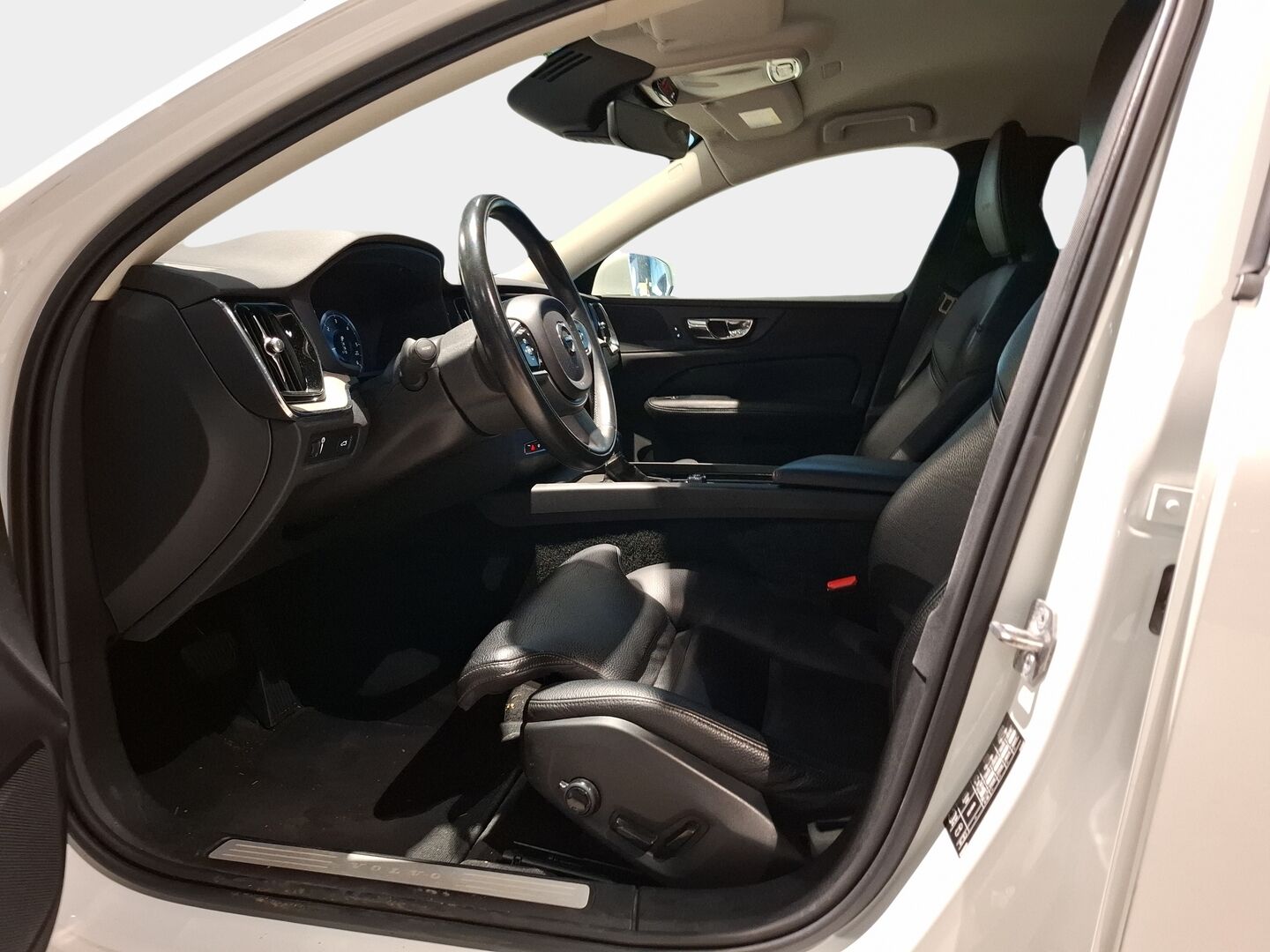 Volvo V60 2018 D3 Inscription aut / Adapt. vakkari / Webasto / P. Tutkat / Koukku - LED / Pilot Assist