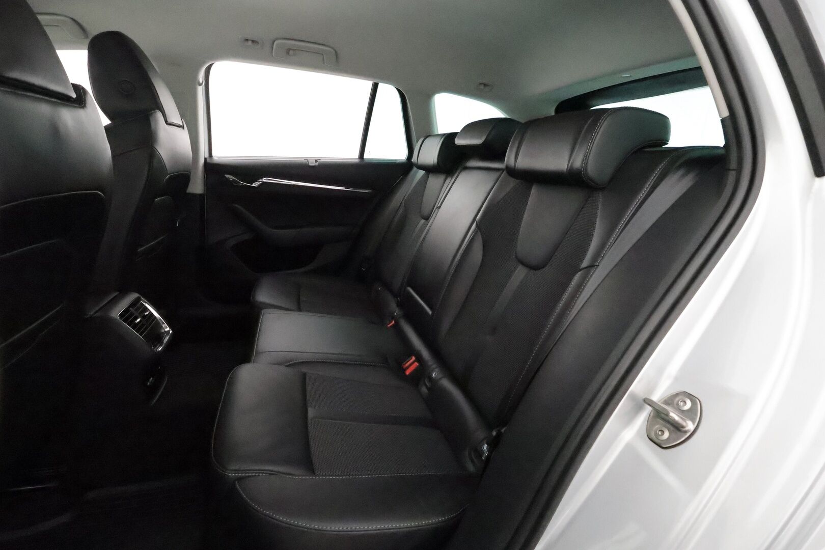 Skoda Octavia 2023 Combi 1.4 TSI PHEV Style iV DSG **Canton / Adapt.vakkari / Koukku / Digimittari / Navi / KeylessGo / Matrix** - 1.om Suomi-auto / Merkkihuollettu / Kahdet renkaat aluvanteilla