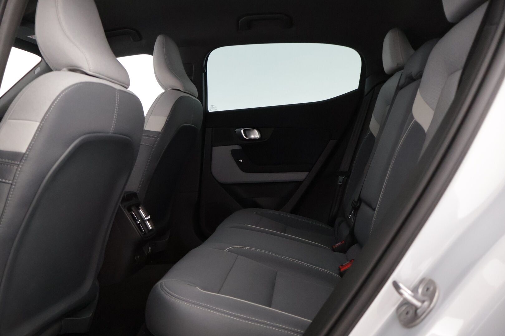 Polestar 2 2023 Standard Range Single Motor Pilot Lite, 170kW, 69kWh * Suomi-auto / 360-kamera / Esi-lämmitin / Apple&Android carplay * - * Todella siisti / Hyväkuntoiset talvi ja kesärenkaat alumiinivanteilla*