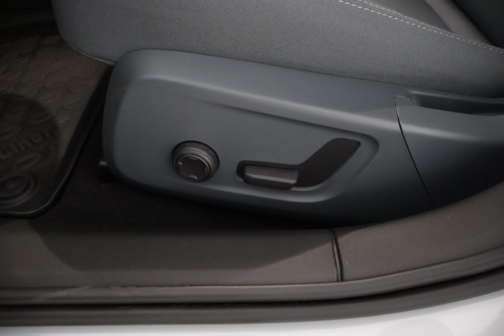 Polestar 2 2023 Standard Range Single Motor Pilot Lite, 170kW, 69kWh * Suomi-auto / 360-kamera / Esi-lämmitin / Apple&Android carplay * - * Todella siisti / Hyväkuntoiset talvi ja kesärenkaat alumiinivanteilla*