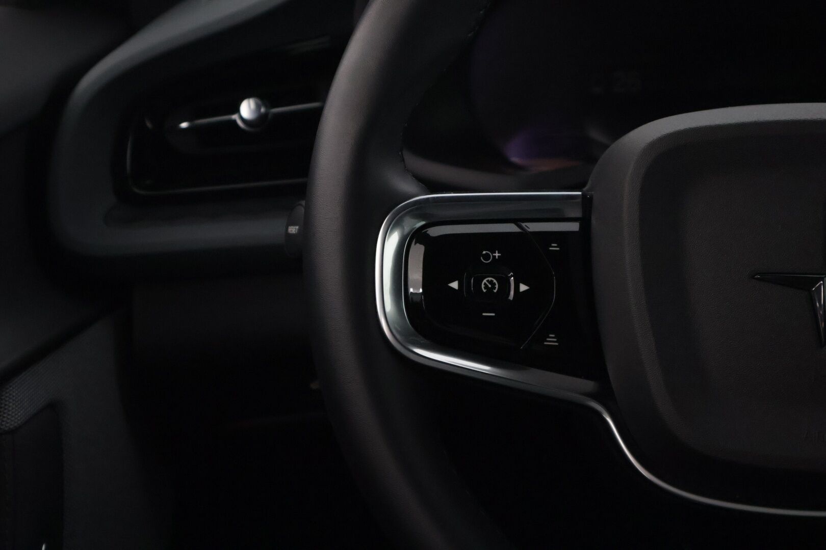 Polestar 2 2023 Standard Range Single Motor Pilot Lite, 170kW, 69kWh * Suomi-auto / 360-kamera / Esi-lämmitin / Apple&Android carplay * - * Todella siisti / Hyväkuntoiset talvi ja kesärenkaat alumiinivanteilla*