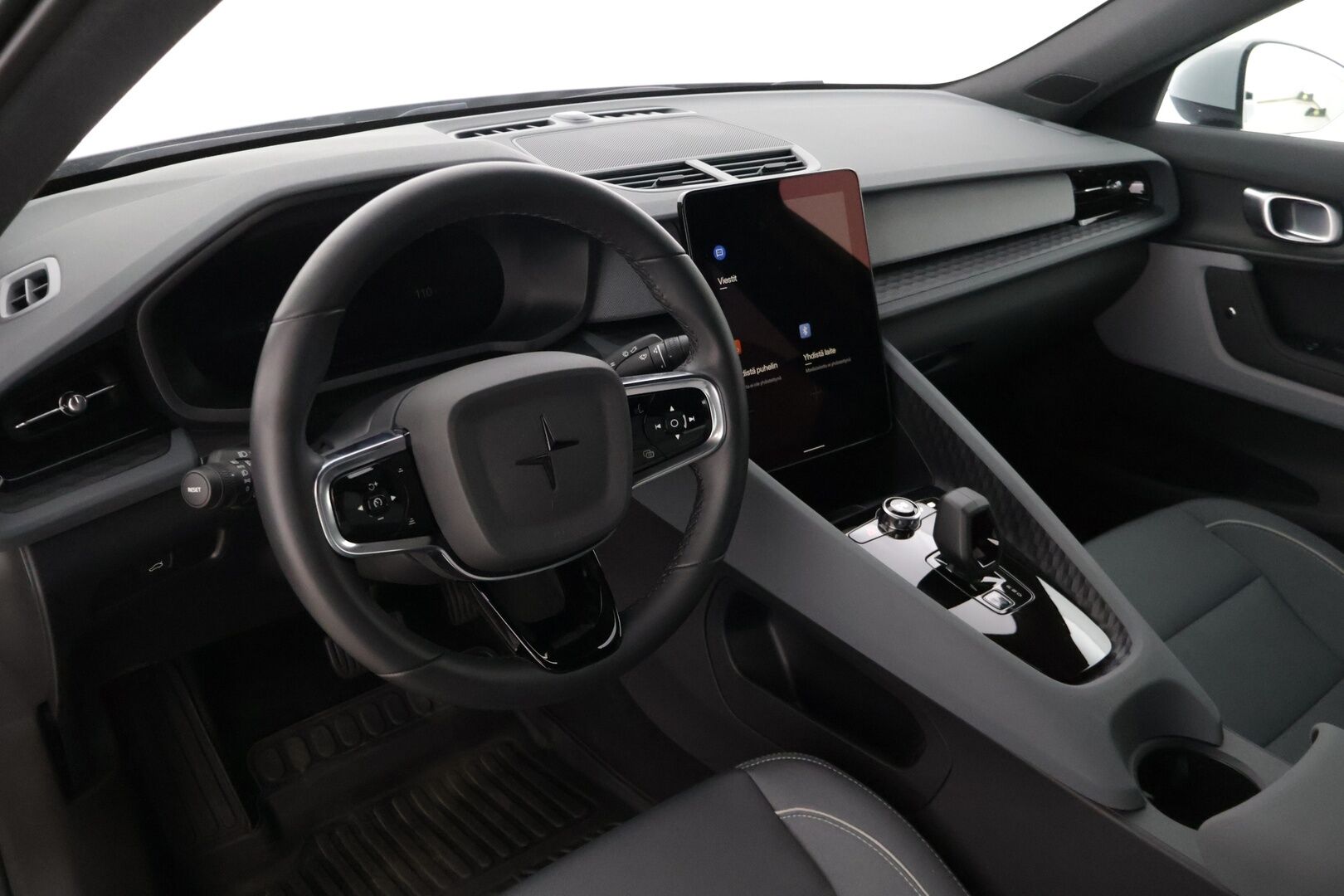 Polestar 2 2023 Standard Range Single Motor Pilot Lite, 170kW, 69kWh * Suomi-auto / 360-kamera / Esi-lämmitin / Apple&Android carplay * - * Todella siisti / Hyväkuntoiset talvi ja kesärenkaat alumiinivanteilla*