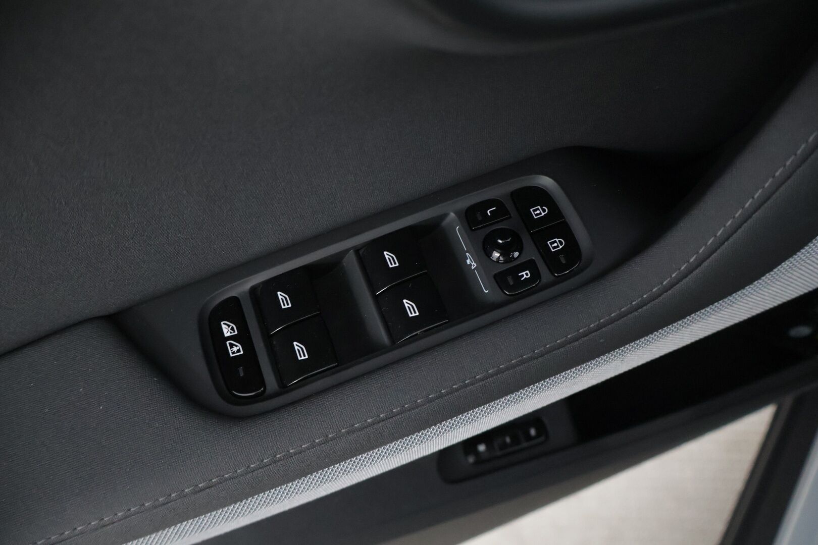 Polestar 2 2023 Standard Range Single Motor Pilot Lite, 170kW, 69kWh * Suomi-auto / 360-kamera / Esi-lämmitin / Apple&Android carplay * - * Todella siisti / Hyväkuntoiset talvi ja kesärenkaat alumiinivanteilla*