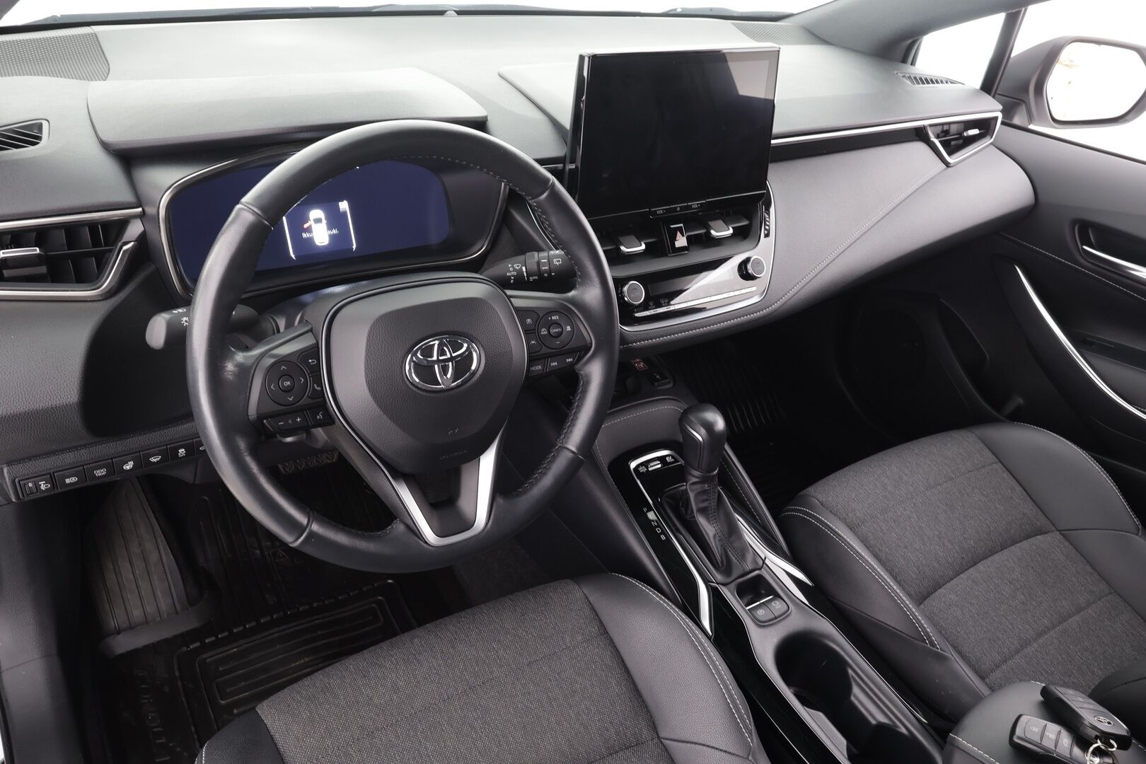 Toyota Corolla 2023 Touring Sports 1,8 Hybrid Launch Edition * ACC / P.kamera / LED / Navi / KeylessGo / Sähköluukku / Facelift / Puolinahat * - Suomi-auto / Kahdet renkaat aluvanteilla / Merkkihuollettu*