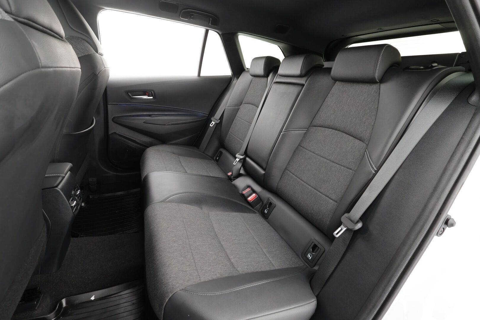 Toyota Corolla 2023 Touring Sports 1,8 Hybrid Launch Edition * ACC / P.kamera / LED / Navi / KeylessGo / Sähköluukku / Facelift / Puolinahat * - Suomi-auto / Kahdet renkaat aluvanteilla / Merkkihuollettu*