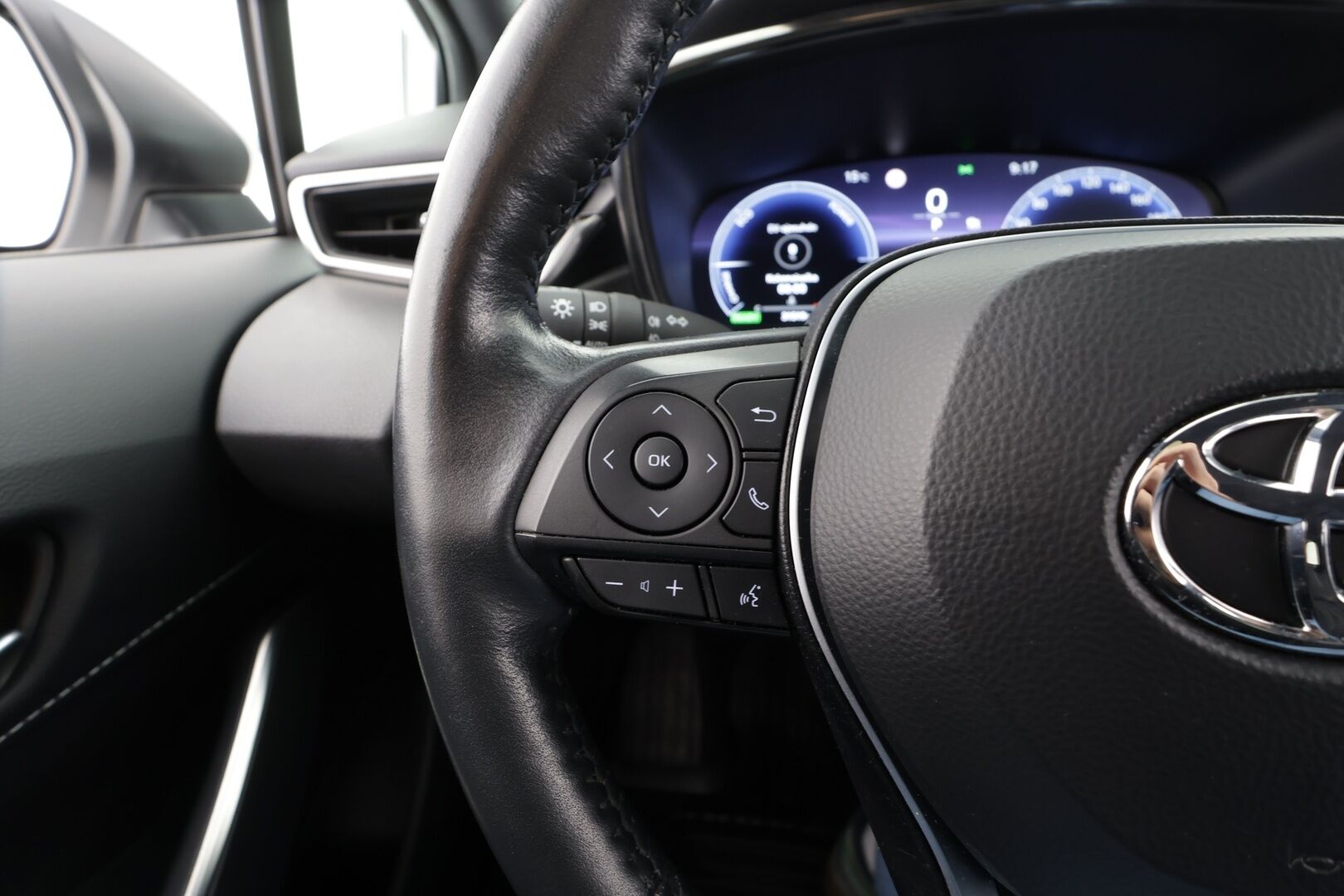 Toyota Corolla 2023 Touring Sports 1,8 Hybrid Launch Edition * ACC / P.kamera / LED / Navi / KeylessGo / Sähköluukku / Facelift / Puolinahat * - Suomi-auto / Kahdet renkaat aluvanteilla / Merkkihuollettu*