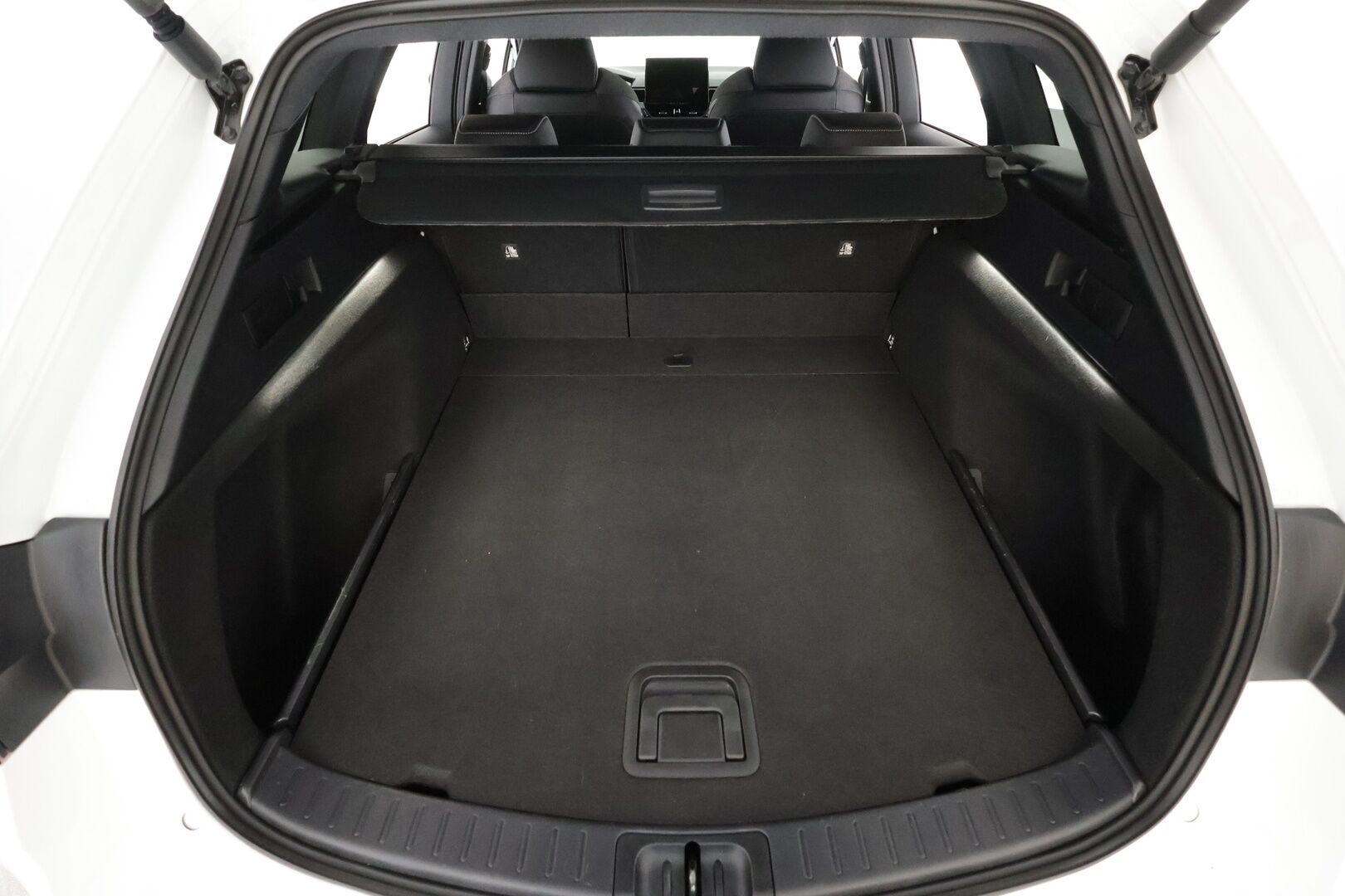 Toyota Corolla 2023 Touring Sports 1,8 Hybrid Launch Edition * ACC / P.kamera / LED / Navi / KeylessGo / Sähköluukku / Facelift / Puolinahat * - Suomi-auto / Kahdet renkaat aluvanteilla / Merkkihuollettu* - HULLUT BLACKWEEK JATKOT - KORKOTARJOUS 2,49%