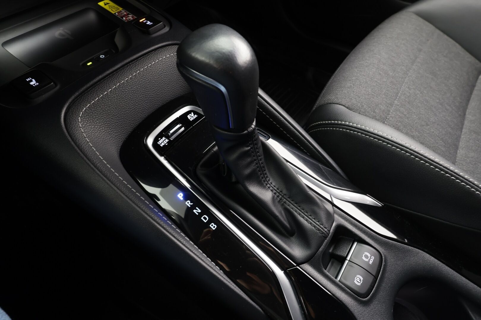 Toyota Corolla 2023 Touring Sports 1,8 Hybrid Launch Edition * ACC / P.kamera / LED / Navi / KeylessGo / Sähköluukku / Facelift / Puolinahat * - Suomi-auto / Kahdet renkaat aluvanteilla / Merkkihuollettu* - HULLUT BLACKWEEK JATKOT - KORKOTARJOUS 2,49%