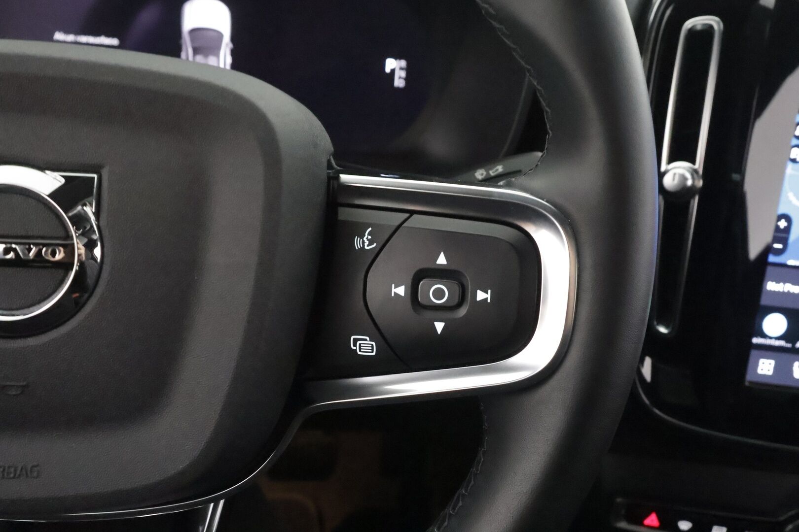 Volvo C40 2023 Recharge Twin Ultimate aut - | ILP | Koukku | ACC | Lasikatto | H&K | 360 | Sporttipenkki Muistilla | Pixel-LED | Navi | Kaistavahti | Keyless | 1-om Suomi-auto | 2x Latauskaapelit | Kahdet renkaat | Merkkihuollot |