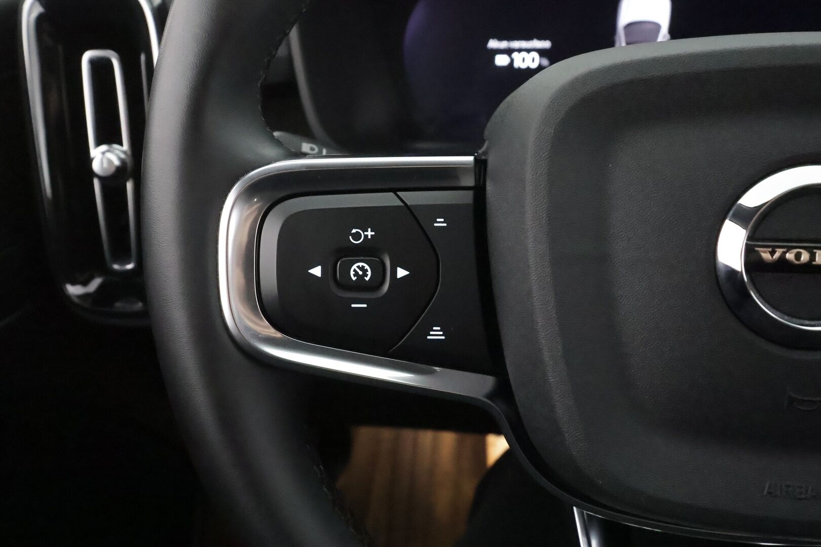 Volvo C40 2023 Recharge Twin Ultimate aut - | ILP | Koukku | ACC | Lasikatto | H&K | 360 | Sporttipenkki Muistilla | Pixel-LED | Navi | Kaistavahti | Keyless | 1-om Suomi-auto | 2x Latauskaapelit | Kahdet renkaat | Merkkihuollot |