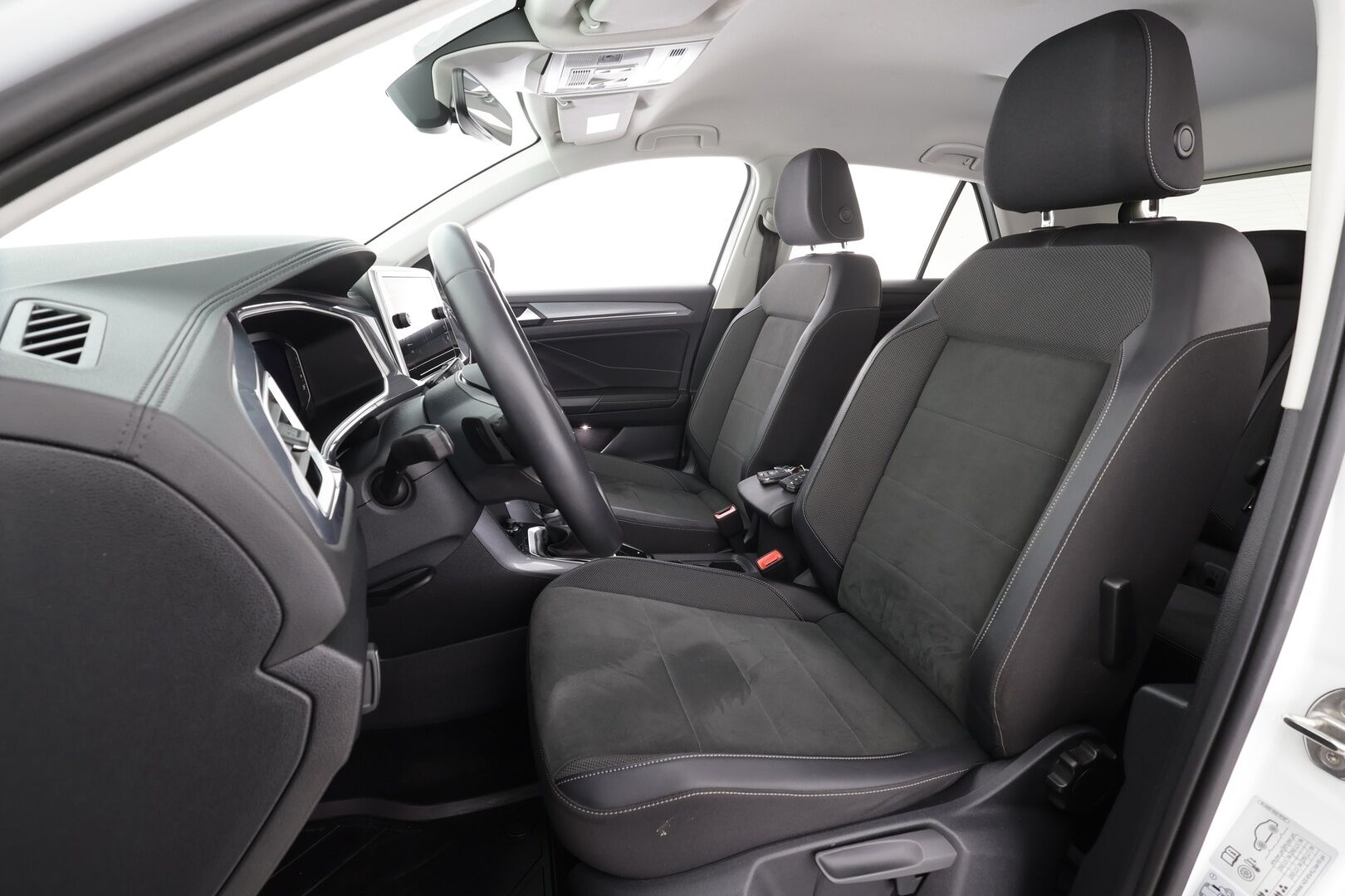 Volkswagen T-Roc 2023 Style Business 1,5 TSI EVO 110 kW DSG * Webasto / ACC / LED / P.tutkat / Digimittaristo / Kaistavahti * - 1-om Suomi-auto / Kahdet renkaat aluvanteilla 