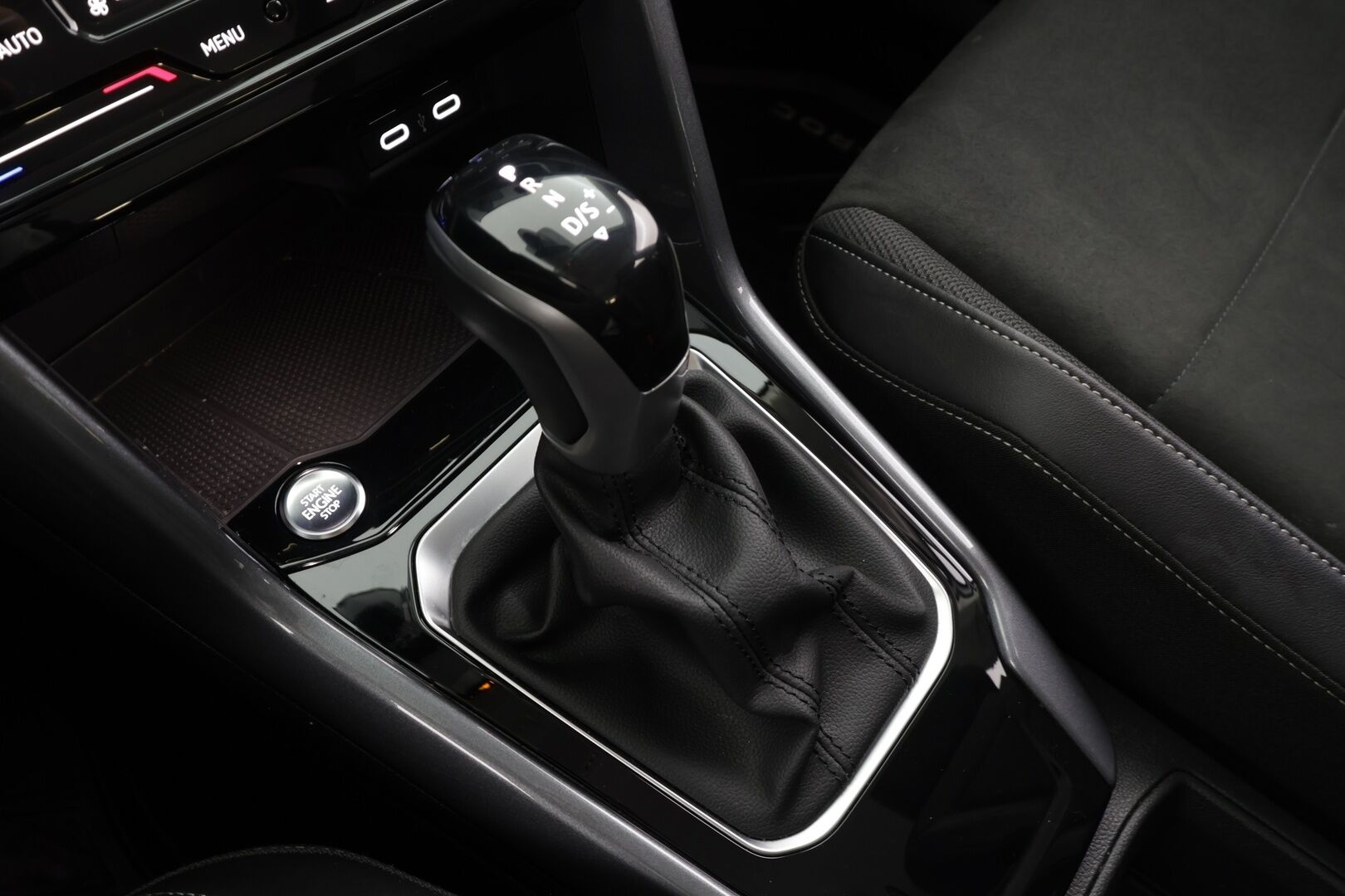 Volkswagen T-Roc 2023 Style Business 1,5 TSI EVO 110 kW DSG * Webasto / ACC / LED / P.tutkat / Digimittaristo / Kaistavahti * - 1-om Suomi-auto / Kahdet renkaat aluvanteilla 